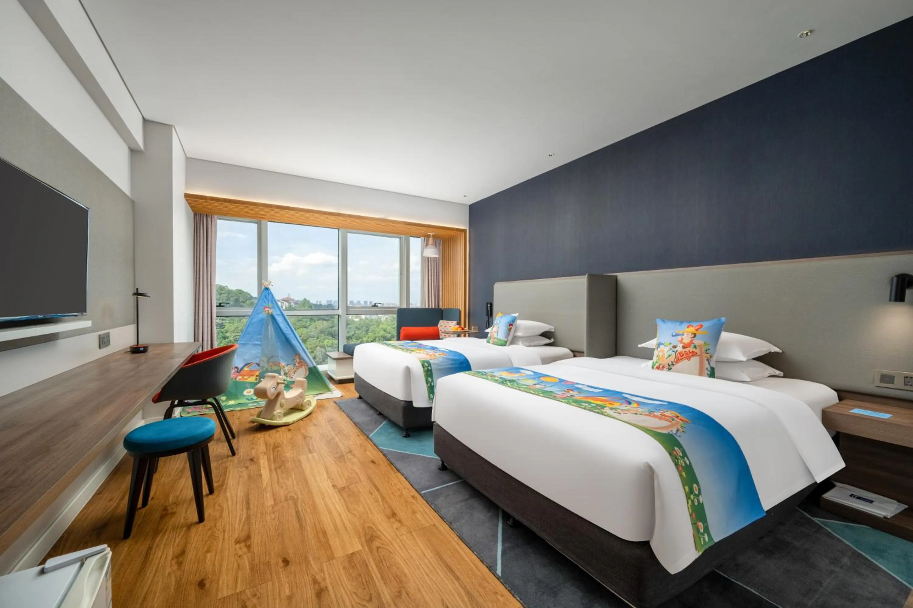 Photo of the whole room, Bed in Holiday Inn Express Jiangmen Jianghai by IHG