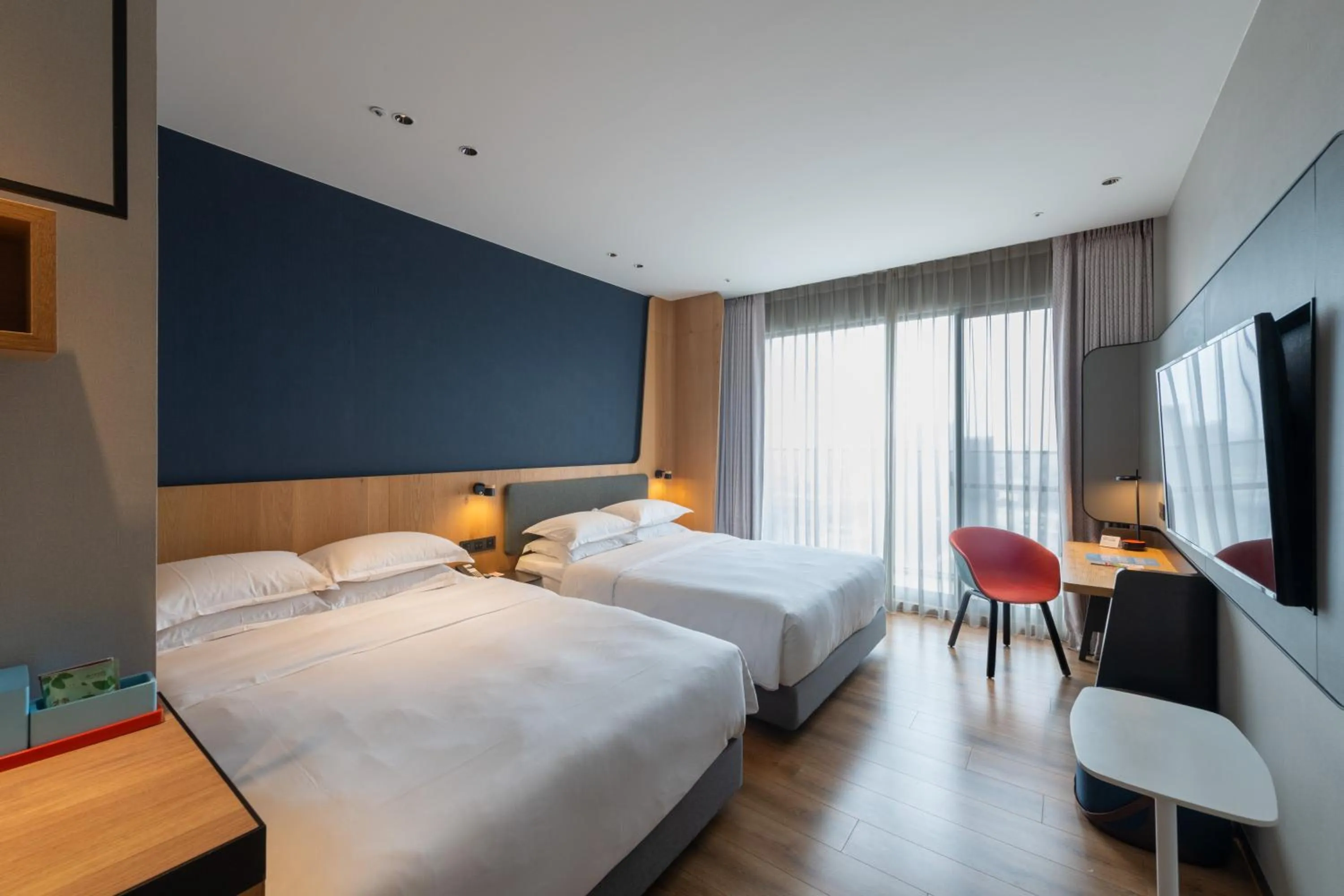 Photo of the whole room, Bed in Holiday Inn Express Chiayi by IHG