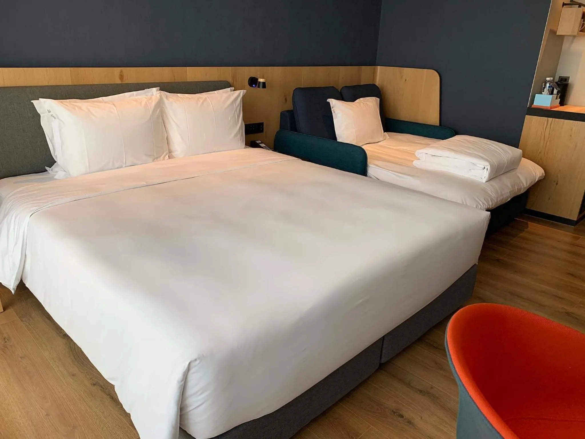 Photo of the whole room, Bed in Holiday Inn Express Chiayi by IHG