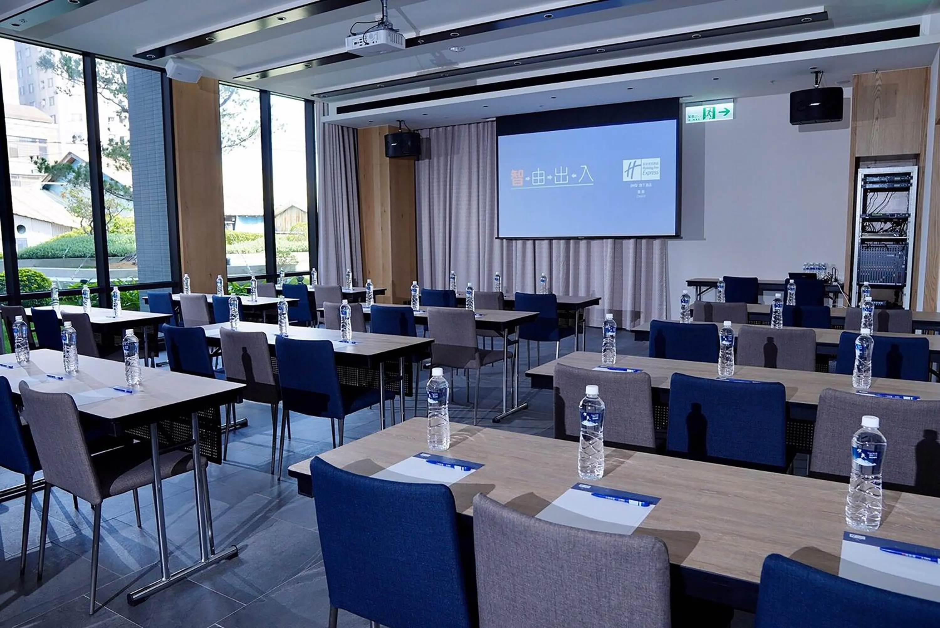 Meeting/conference room in Holiday Inn Express Chiayi by IHG