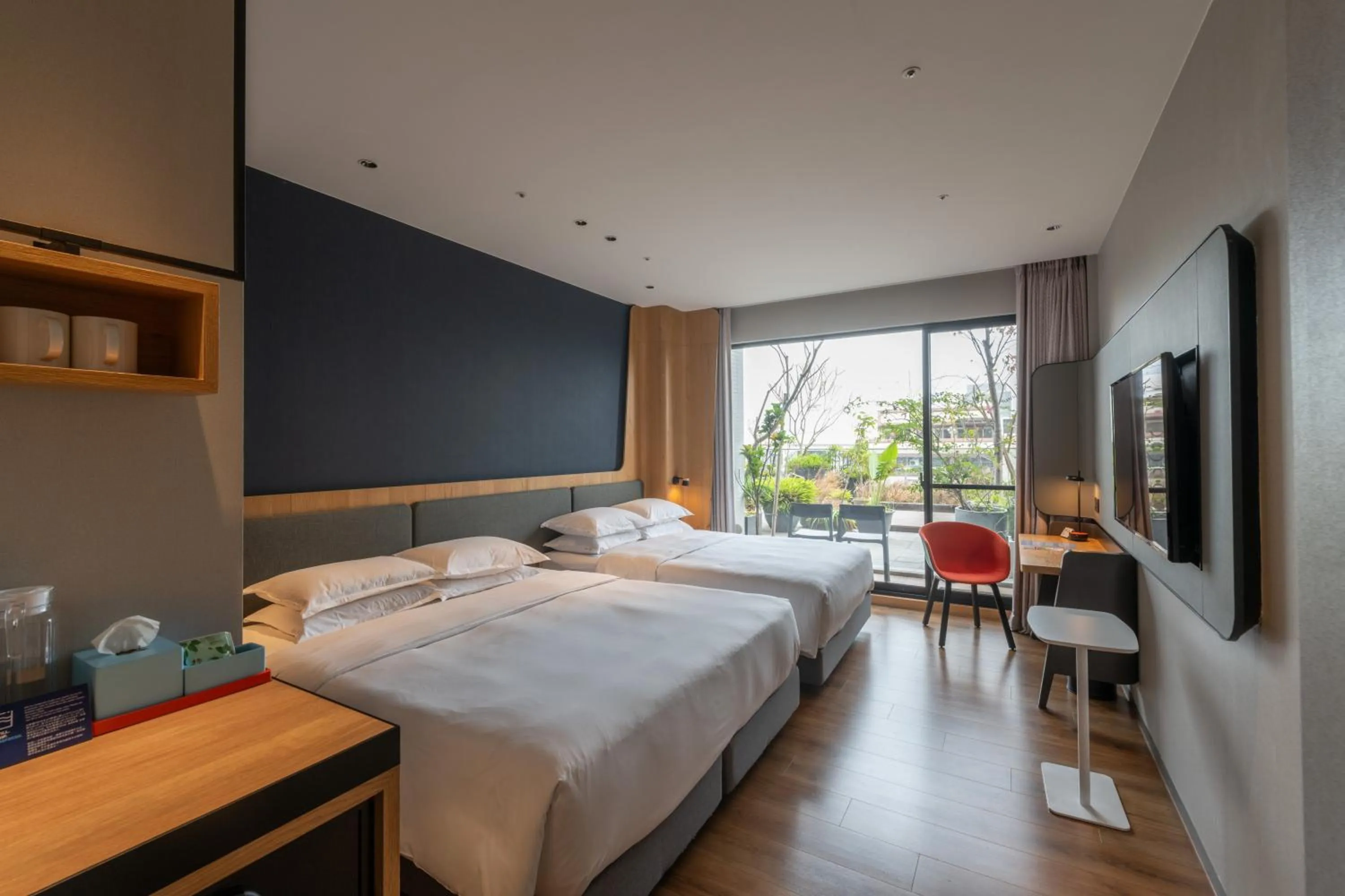 Photo of the whole room, Bed in Holiday Inn Express Chiayi by IHG
