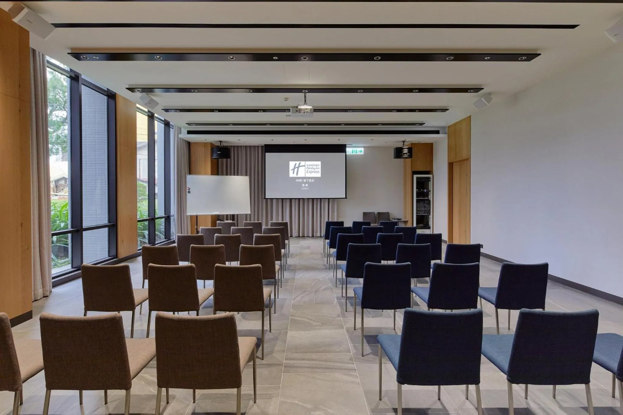 Meeting/conference room in Holiday Inn Express Chiayi by IHG