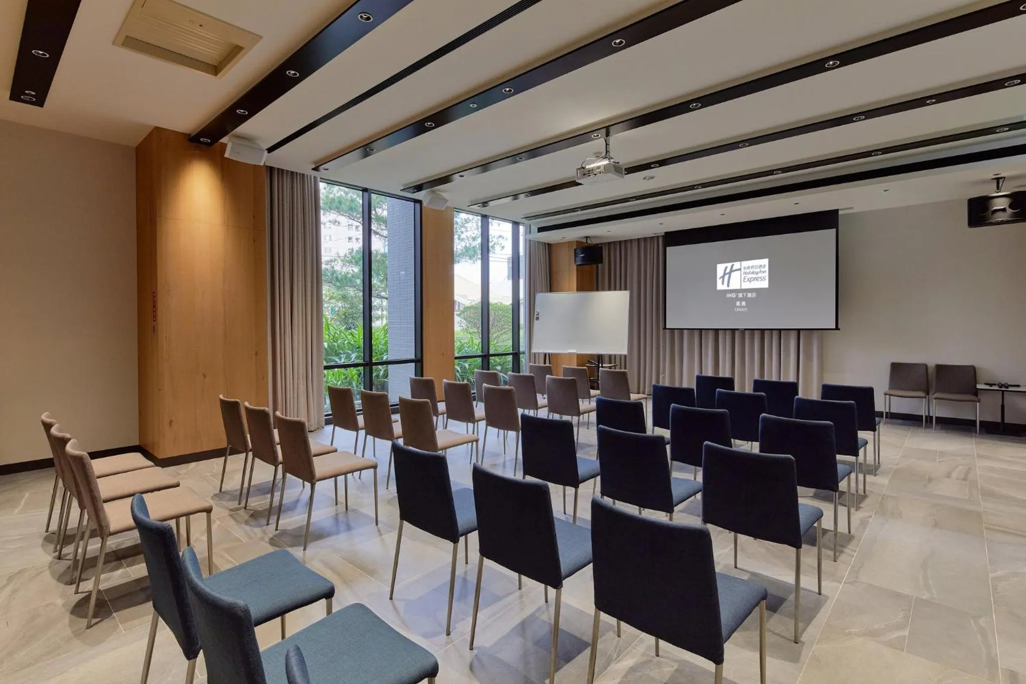 Meeting/conference room in Holiday Inn Express Chiayi by IHG