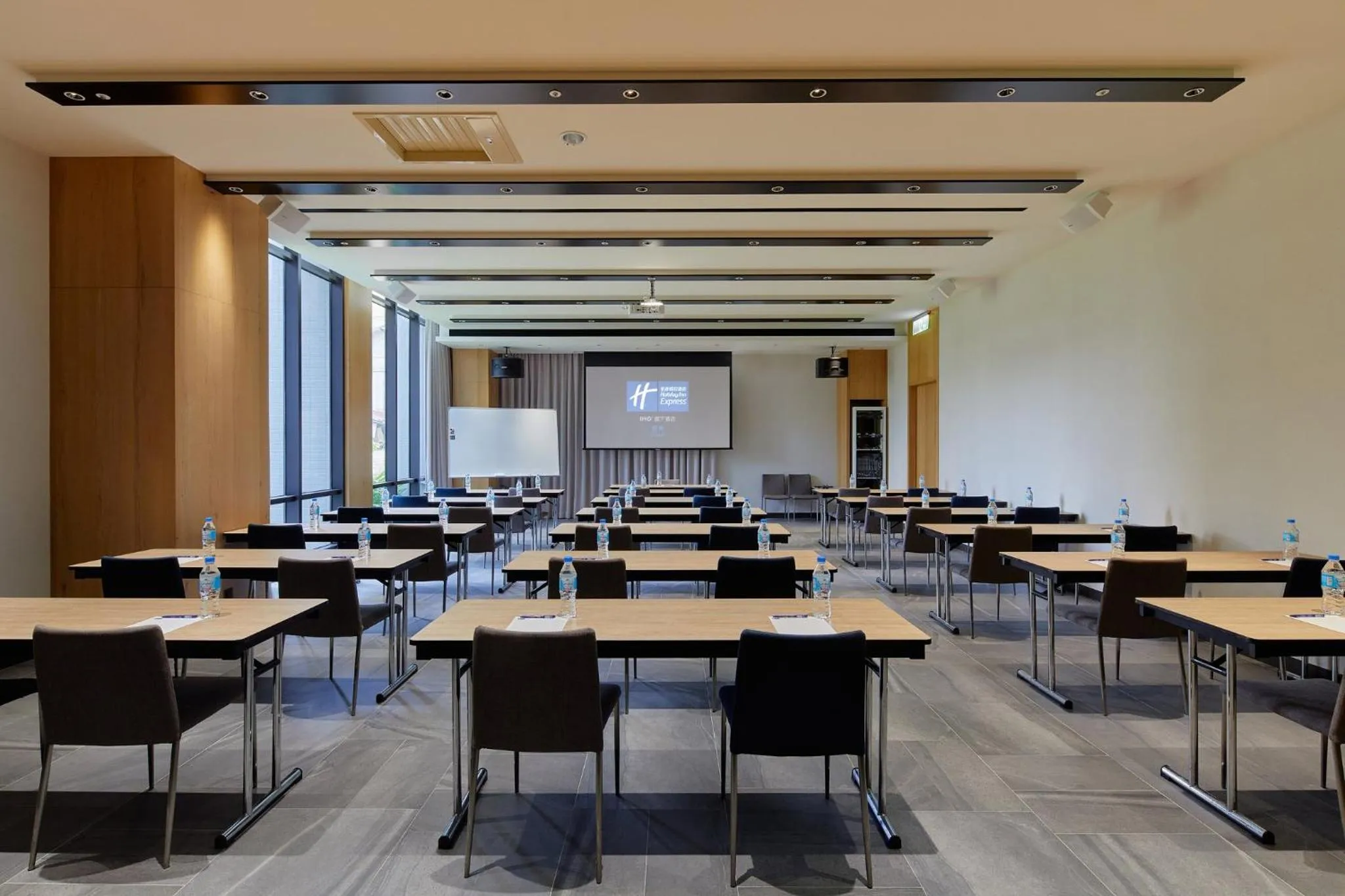 Meeting/conference room in Holiday Inn Express Chiayi by IHG