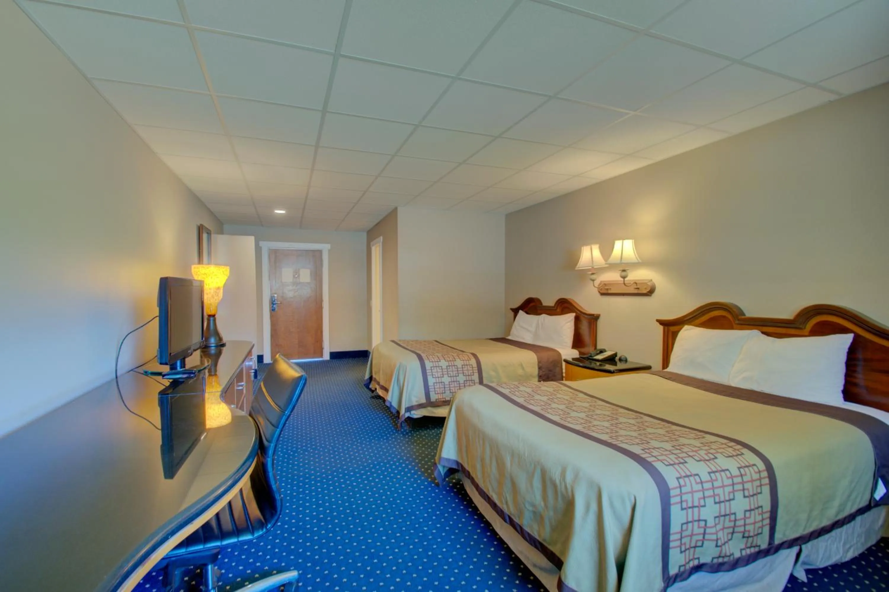 Photo of the whole room, Bed in Village Inn Annapolis MD