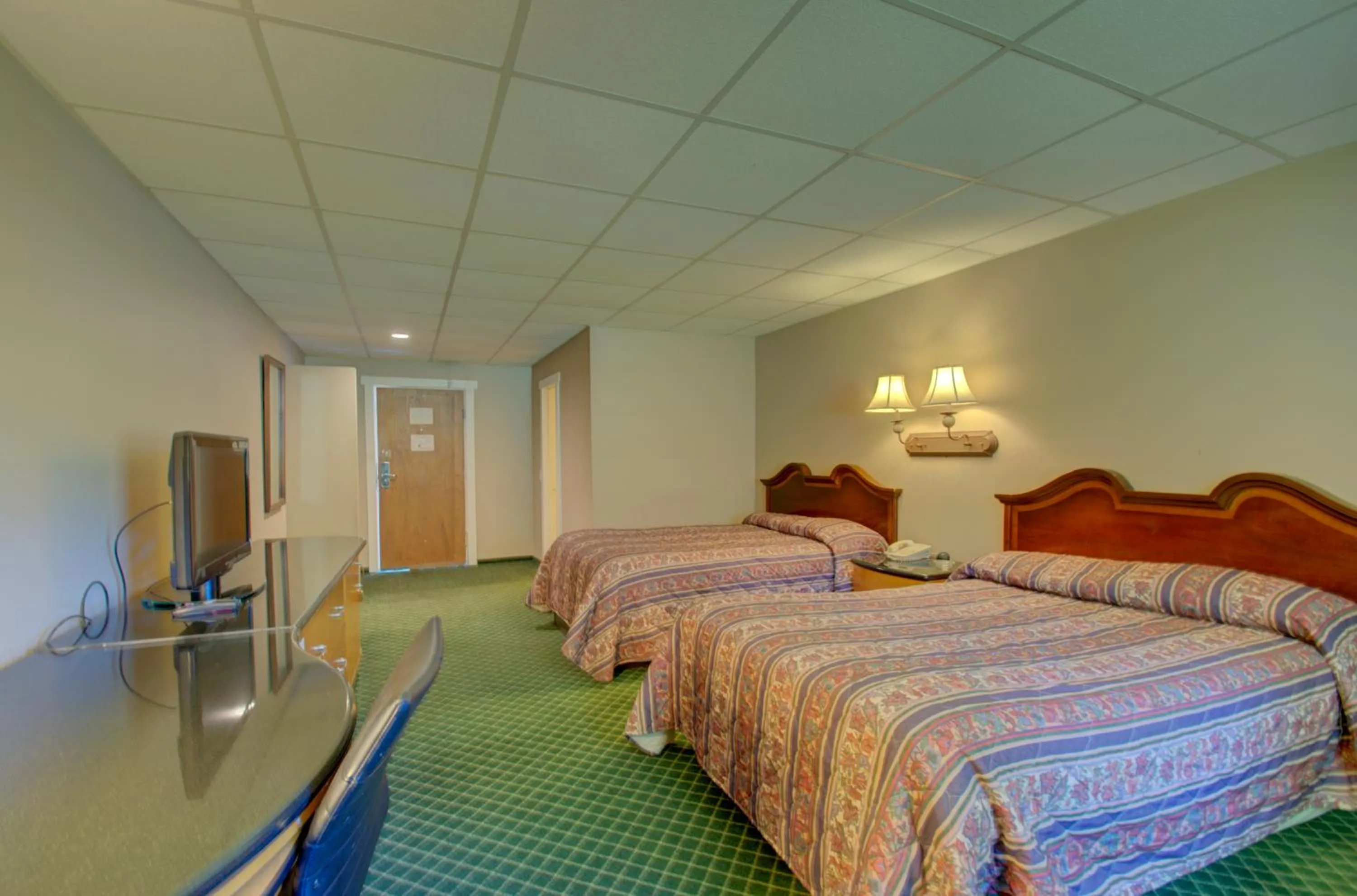 Photo of the whole room, Bed in Village Inn Annapolis MD