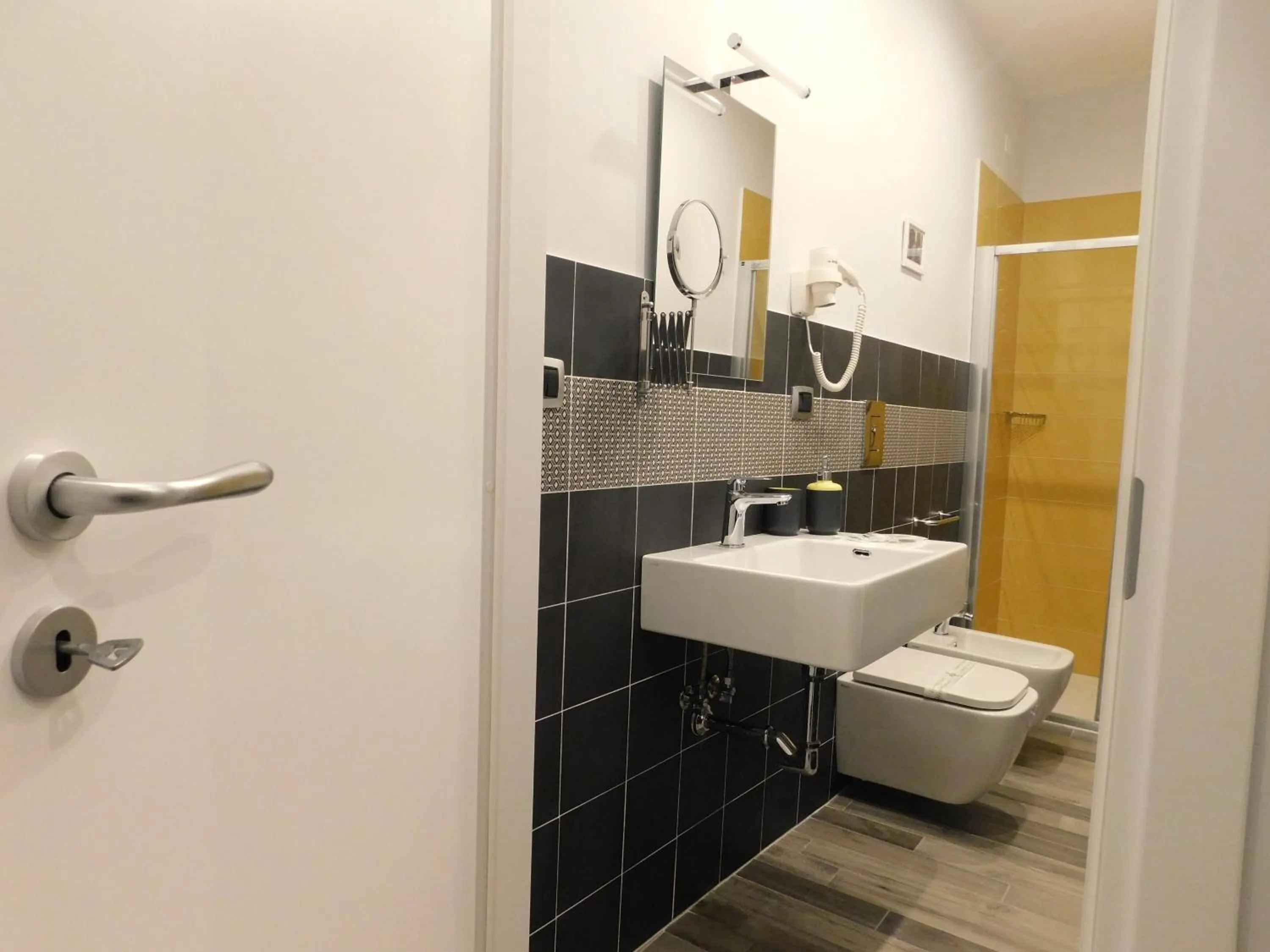 Shower in Scaramantico Rooms