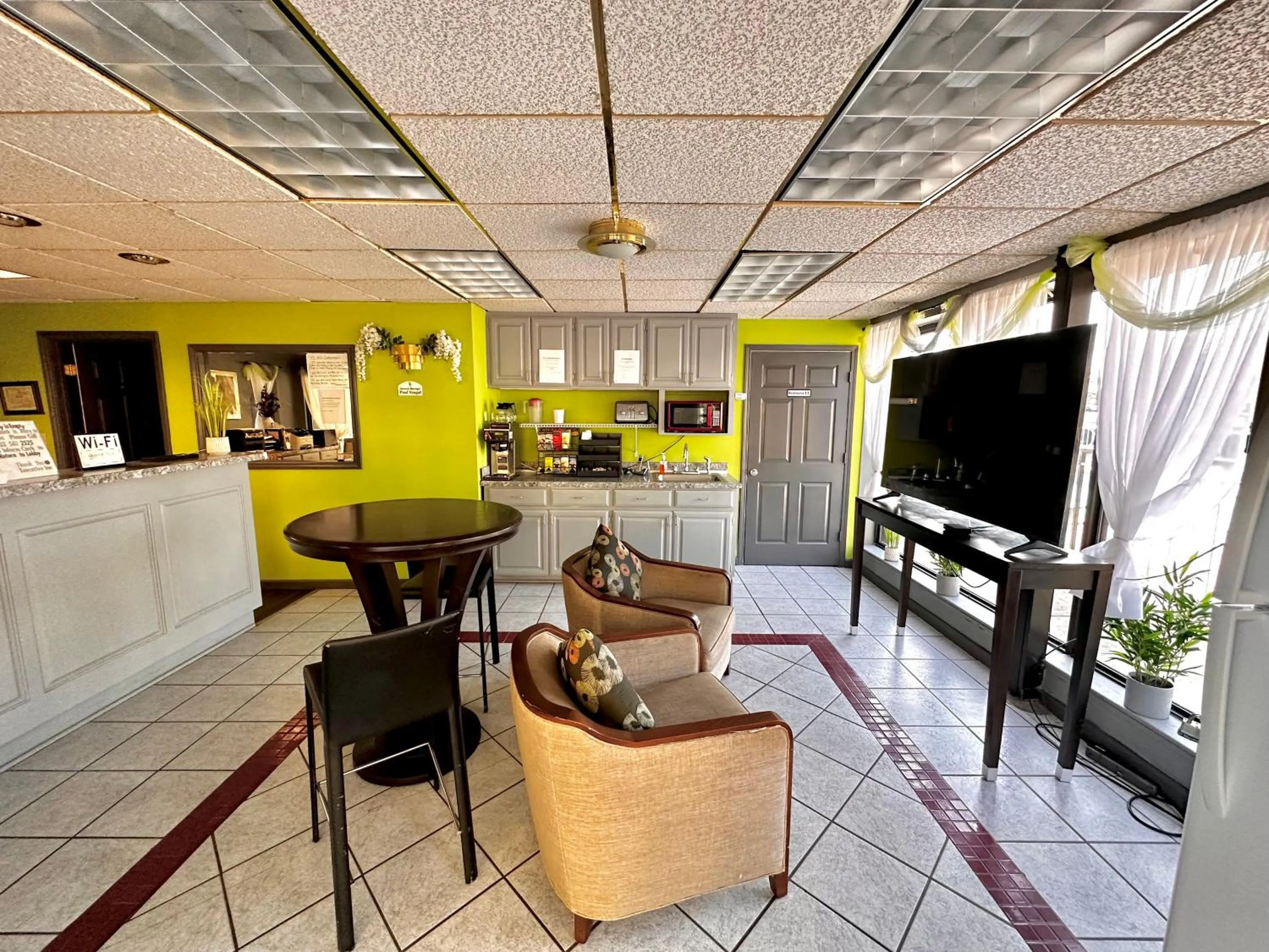 Communal lounge/ TV room in Executive Inn Chester