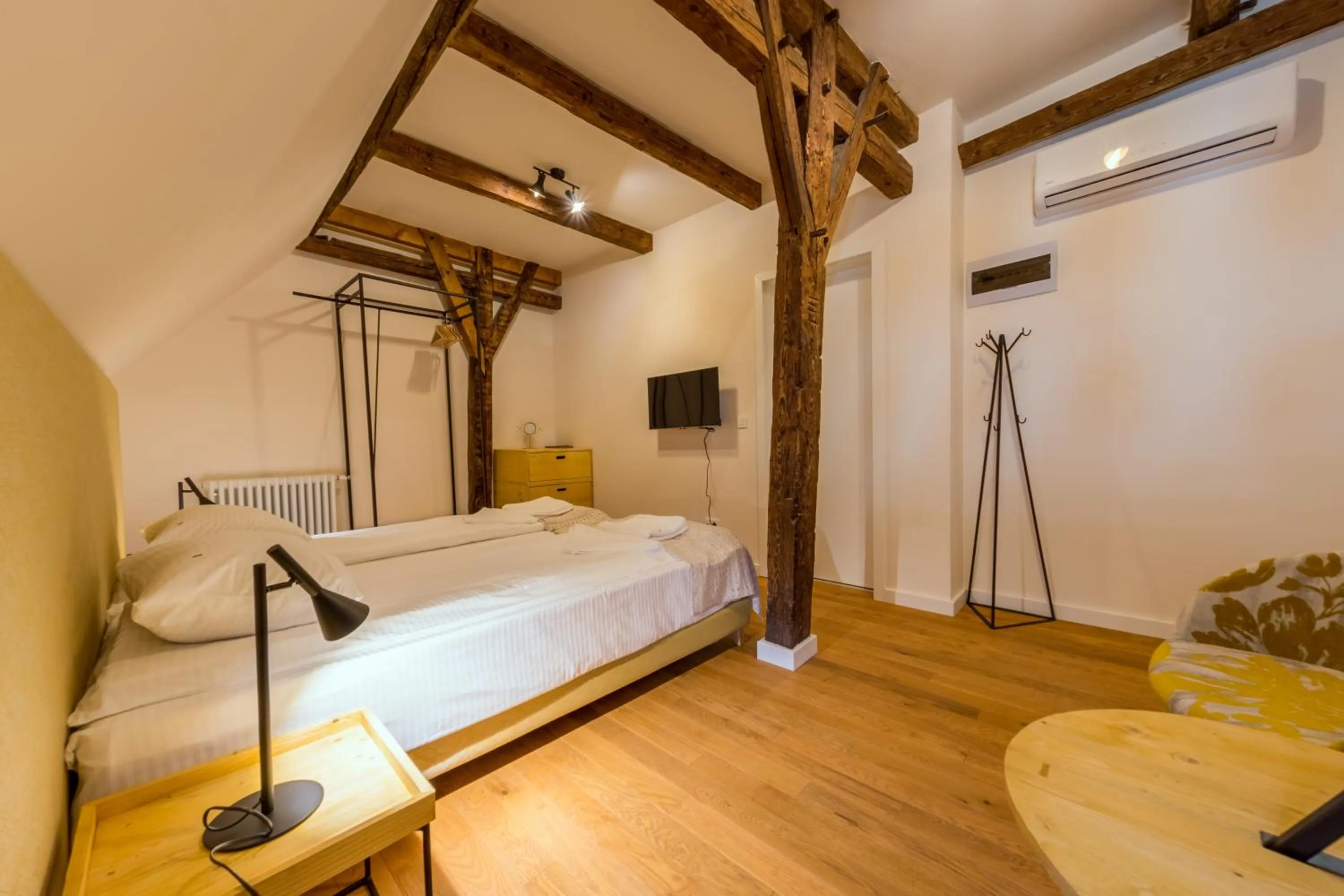 Photo of the whole room, Bed in Rossmarkt Haus