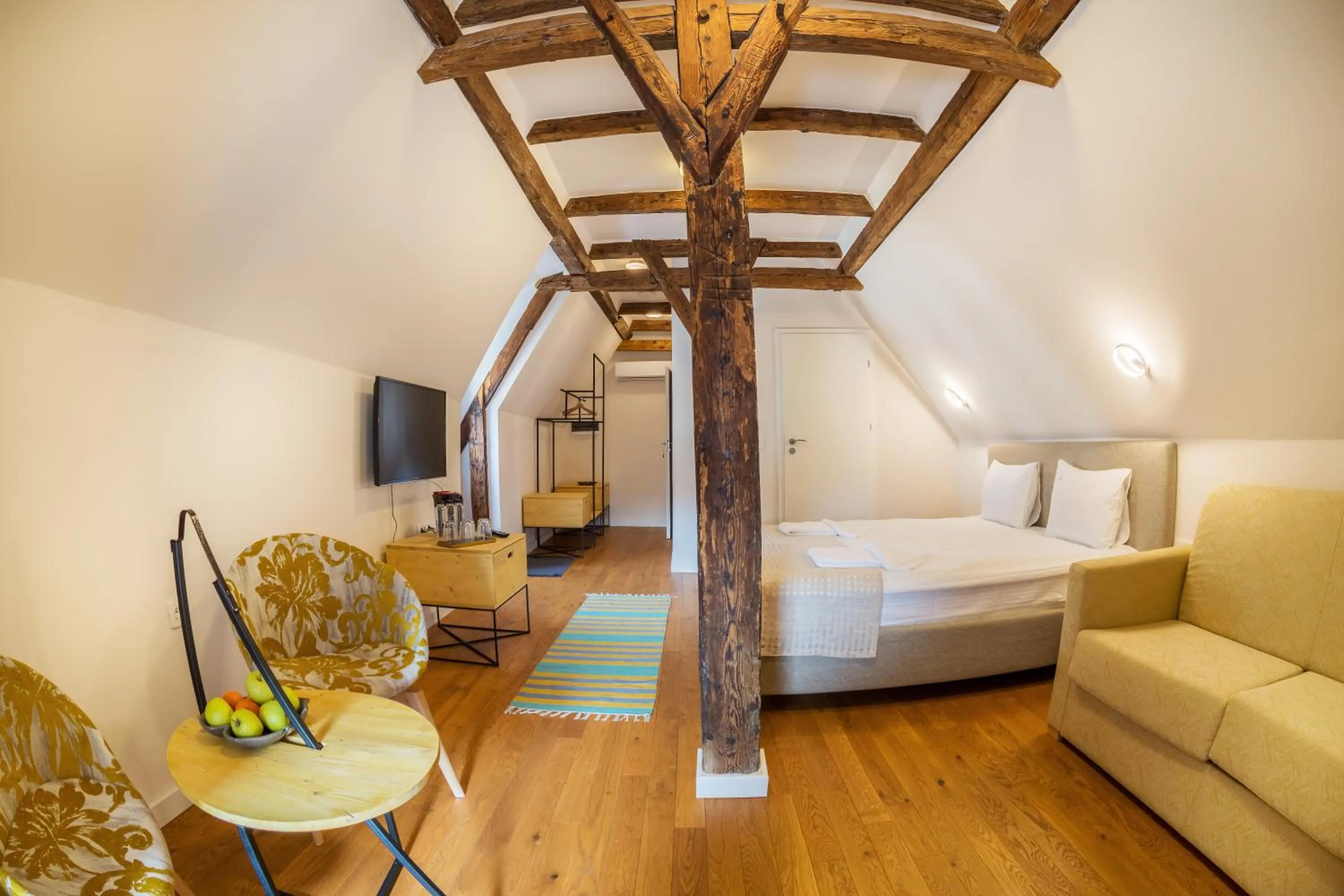 Photo of the whole room, Bed in Rossmarkt Haus