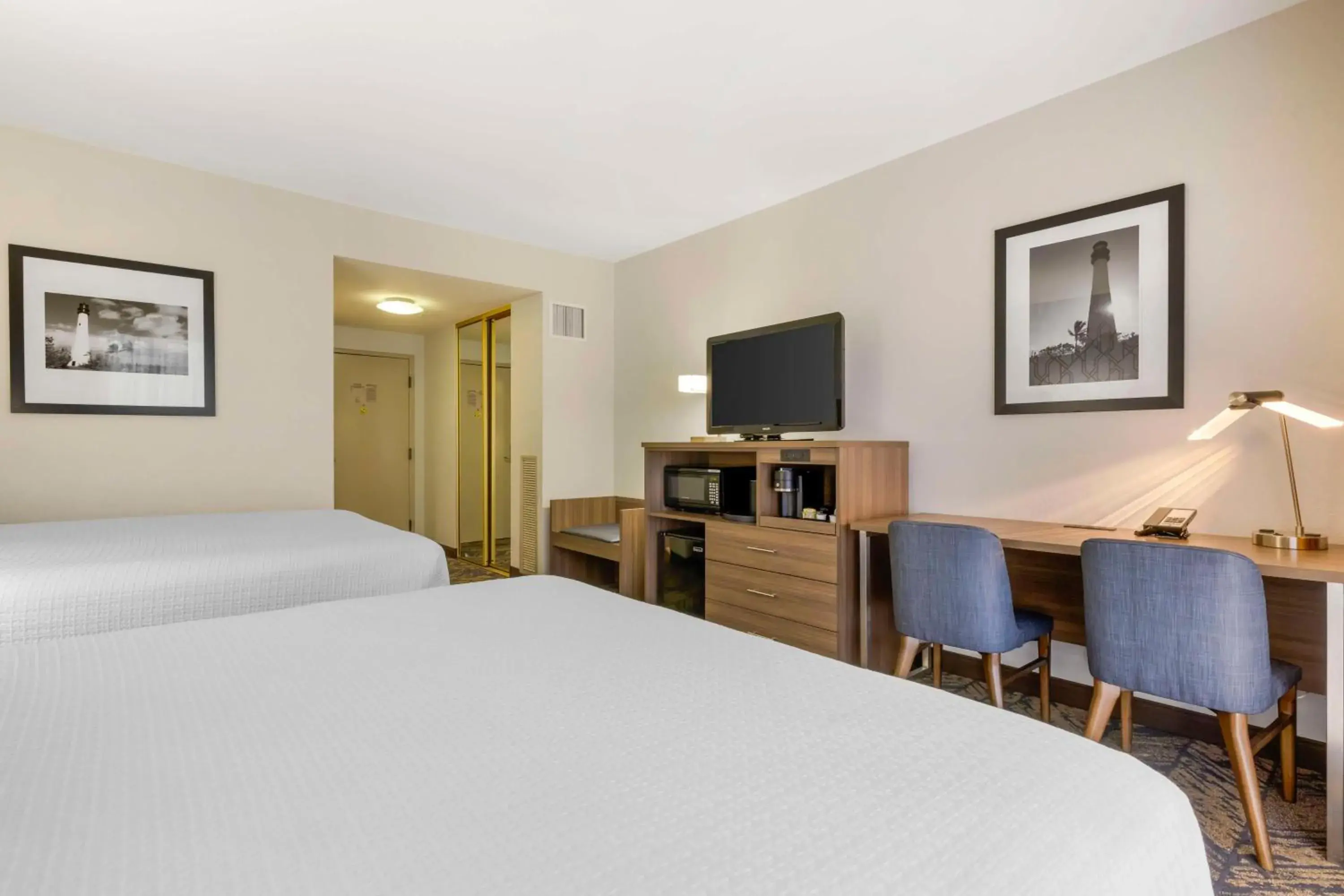 Queen Room with Two Queen Beds and Balcony - City View in Best Western Plus Bayside Inn Queen Room with Two Queen Beds and Balcony - City View in Best Western Plus Bayside Inn