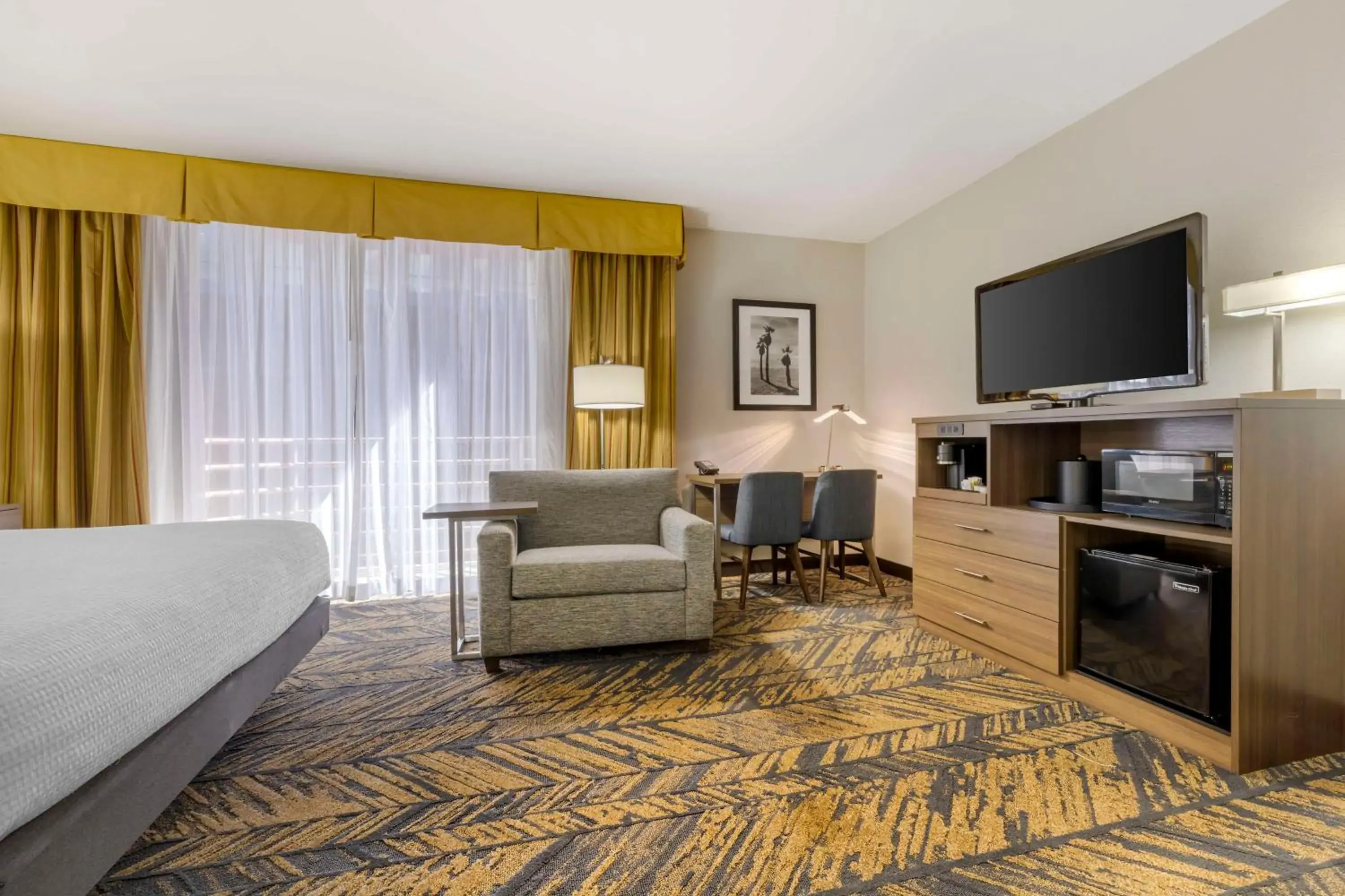 Larger King Room with Balcony in Best Western Plus Bayside Inn Larger King Room with Balcony in Best Western Plus Bayside Inn