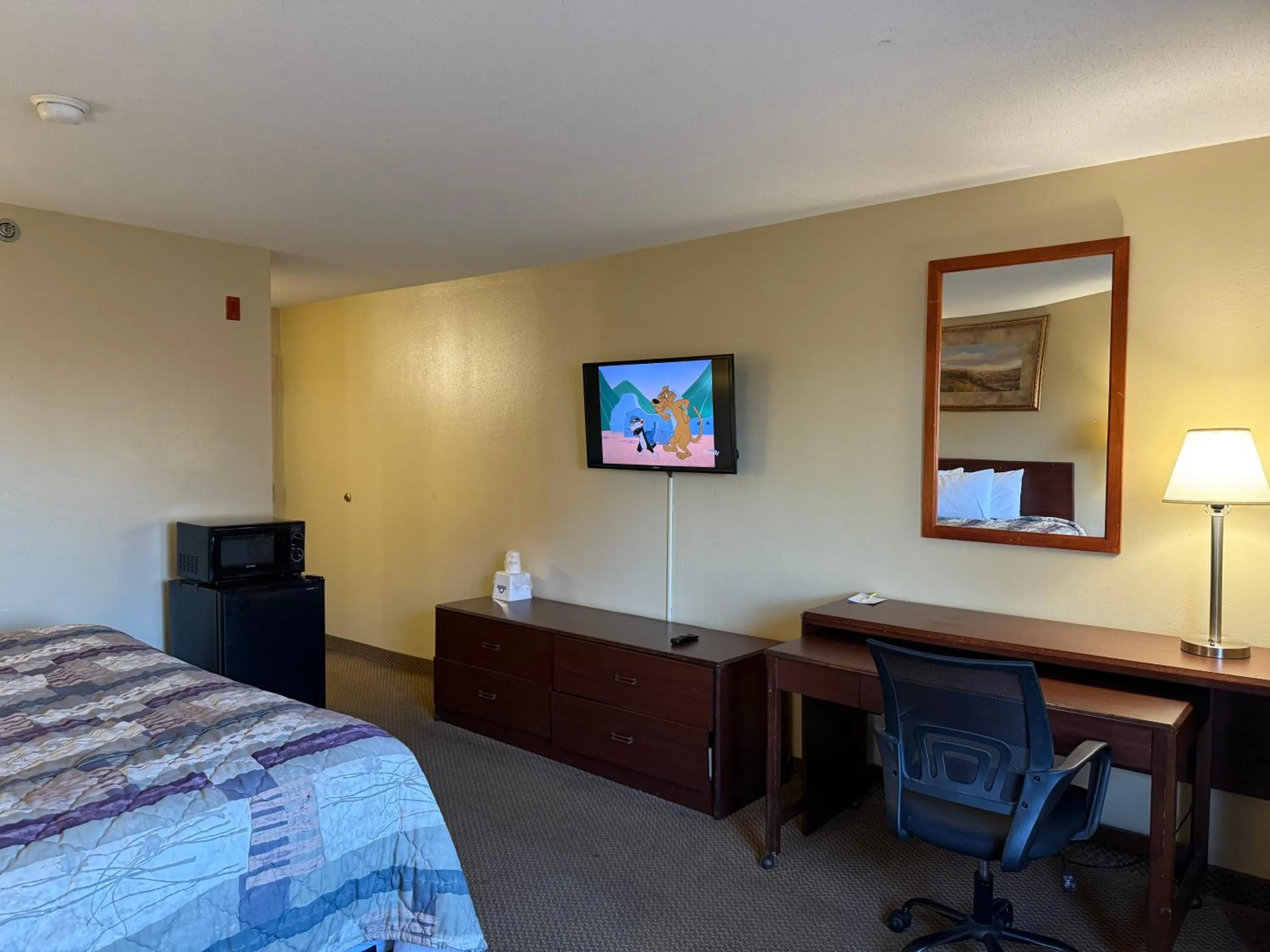 Bedroom, Bed in Days Inn by Wyndham St. Louis/Westport MO