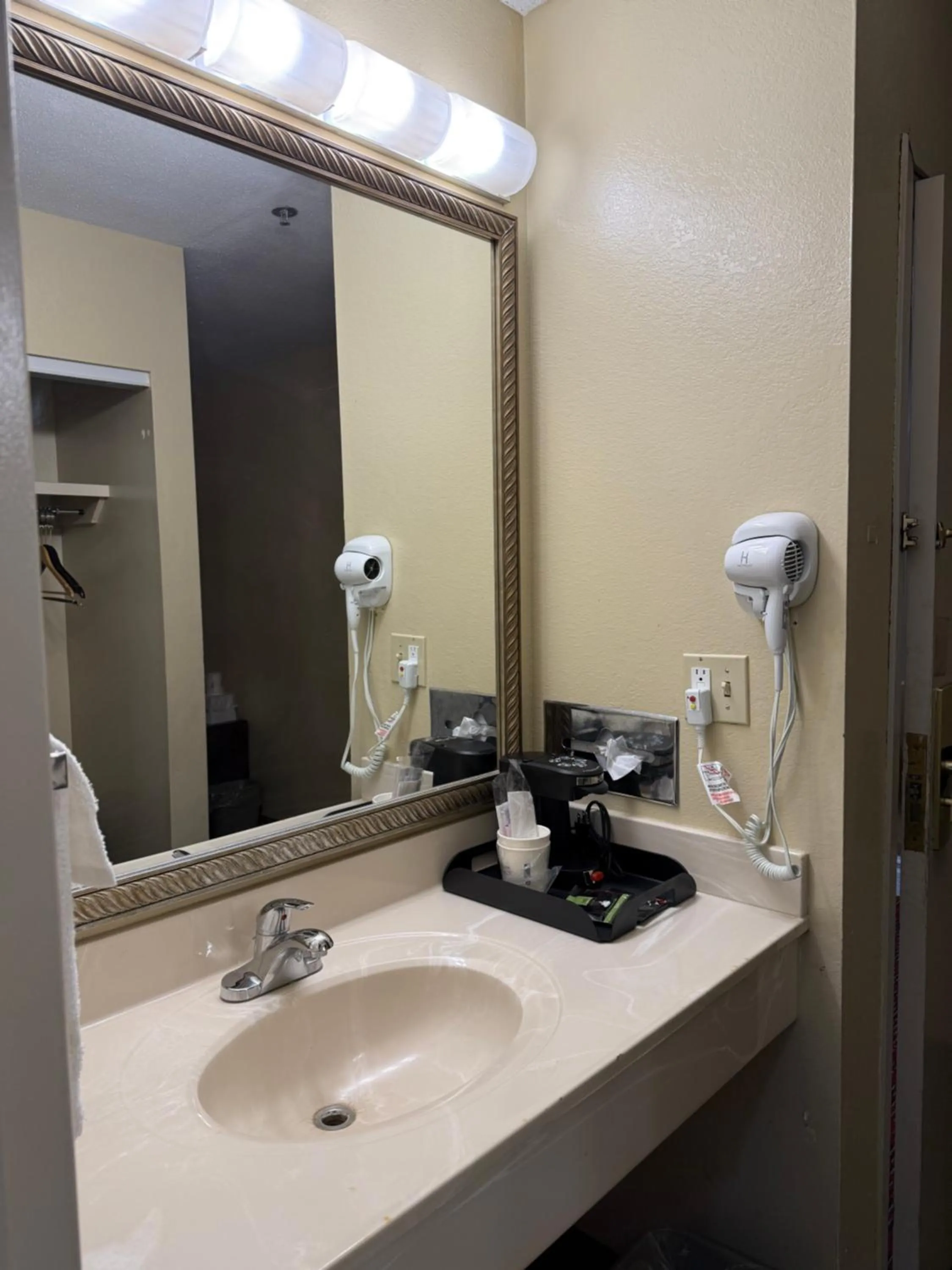 Coffee/tea facilities in Days Inn by Wyndham St. Louis/Westport MO