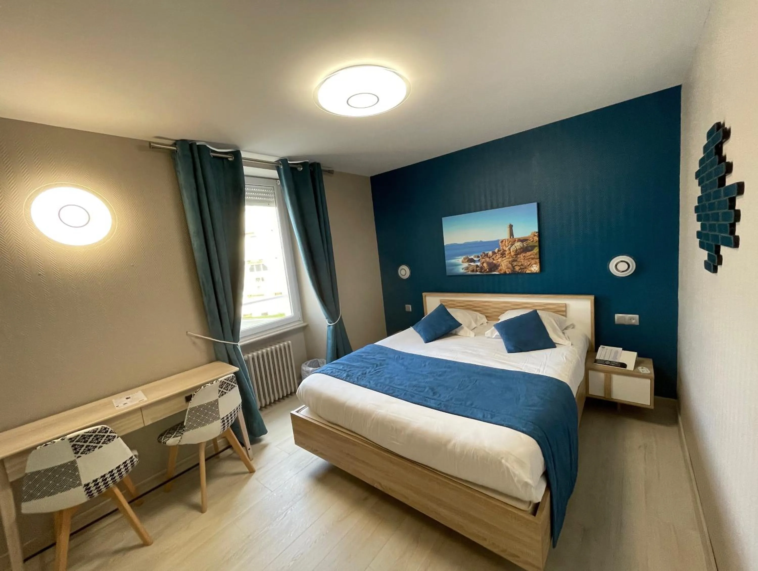 Photo of the whole room in Hotel De La Mer