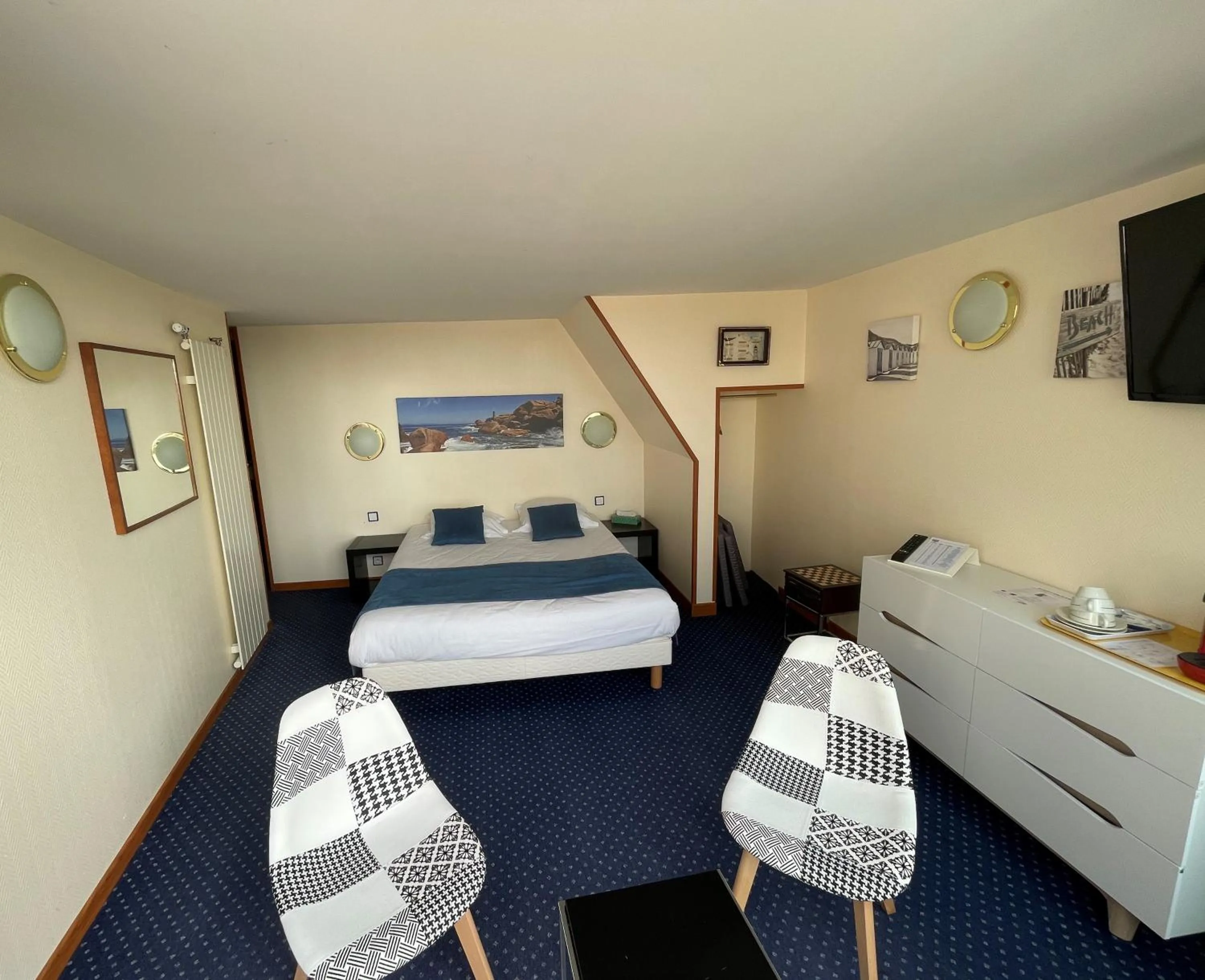 Photo of the whole room in Hotel De La Mer