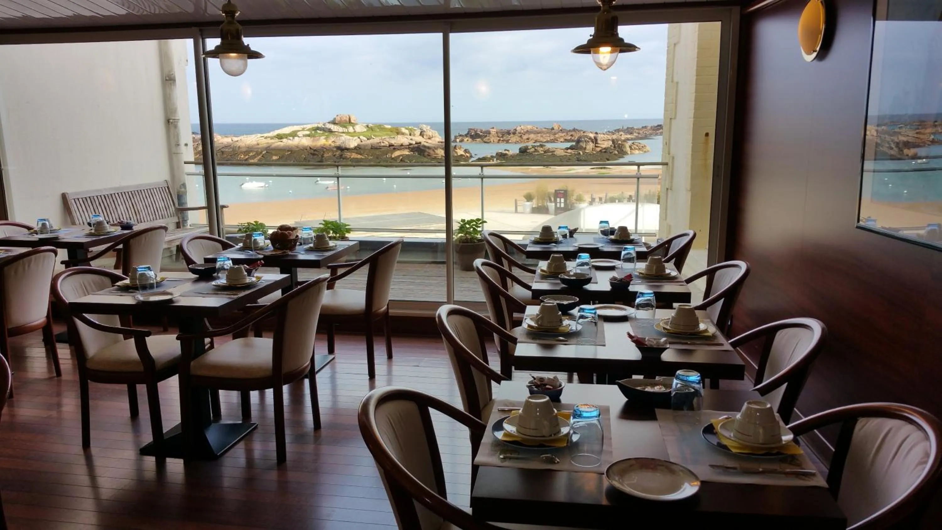 Restaurant/places to eat in Hotel De La Mer