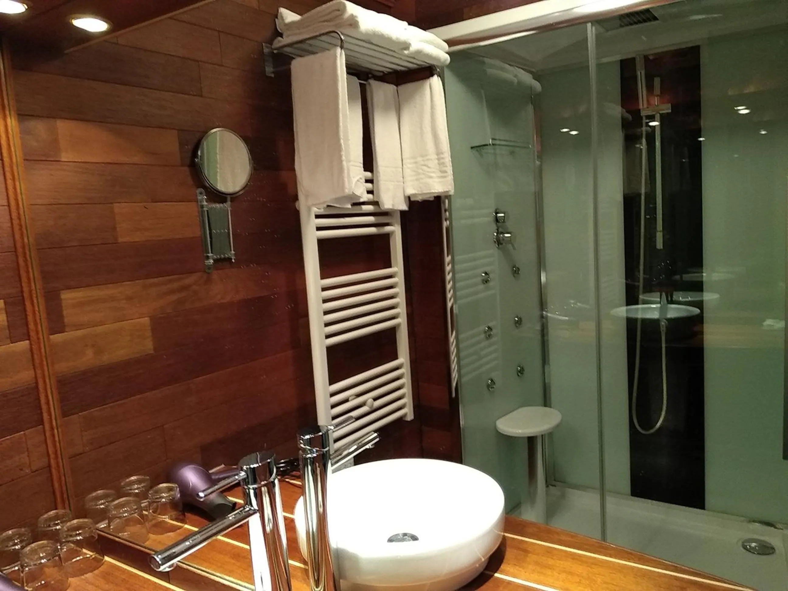 Bathroom in Hotel De La Mer