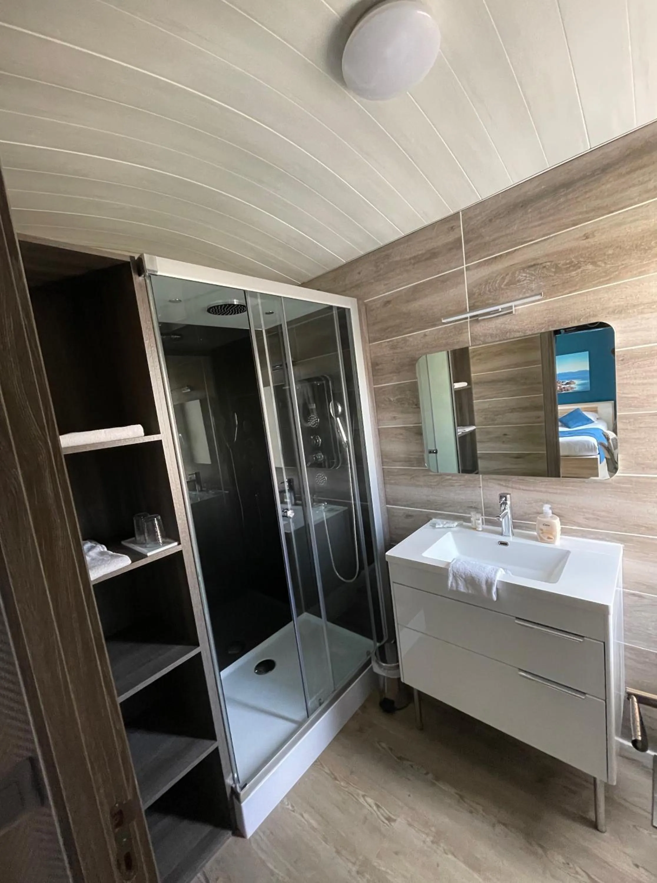 Bathroom in Hotel De La Mer