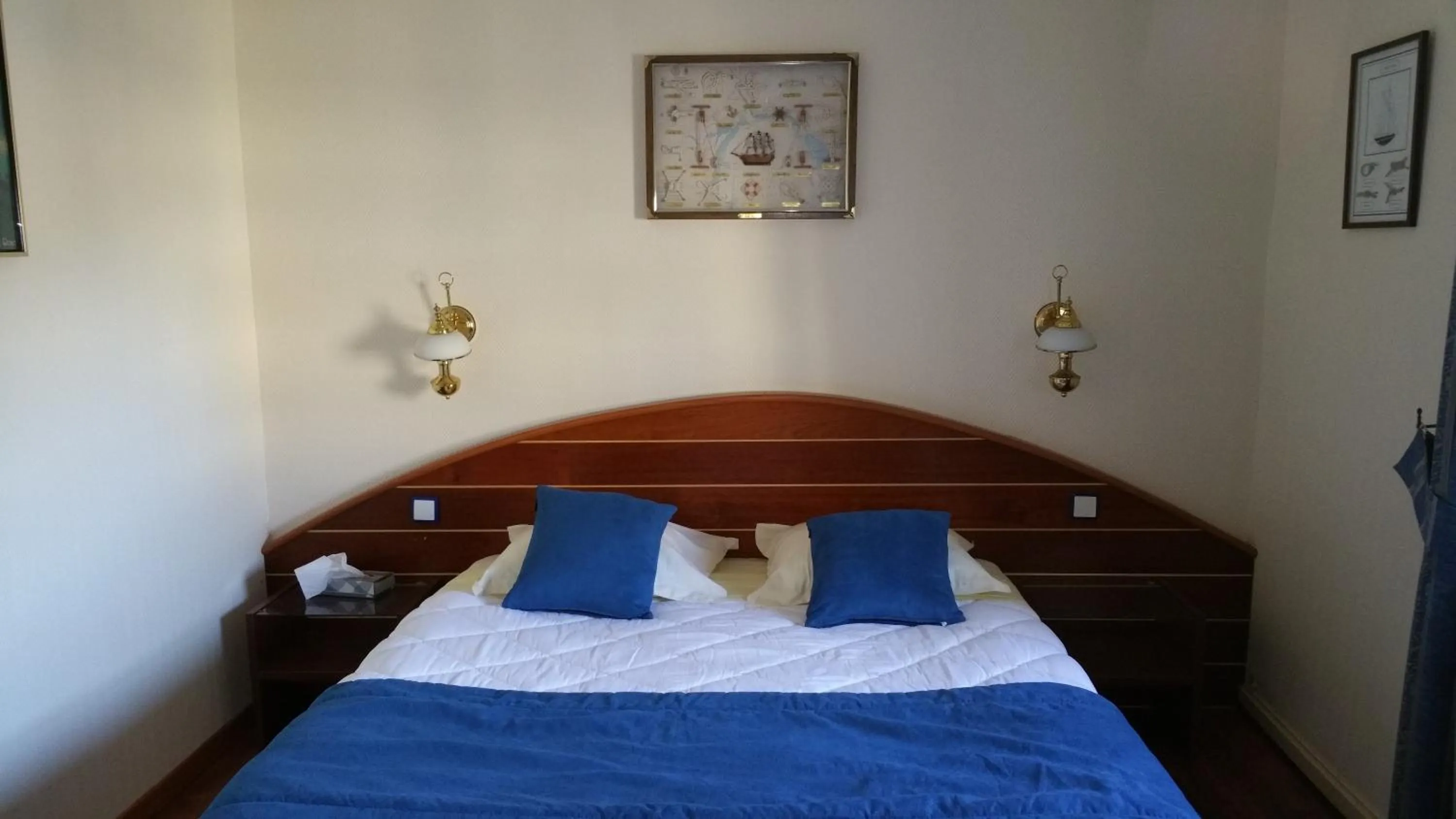 Photo of the whole room in Hotel De La Mer