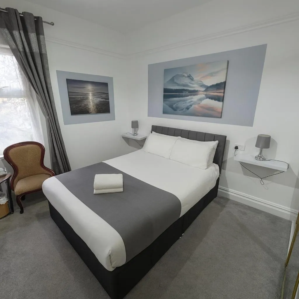 Photo of the whole room, Bed in Cecil Court Hotel