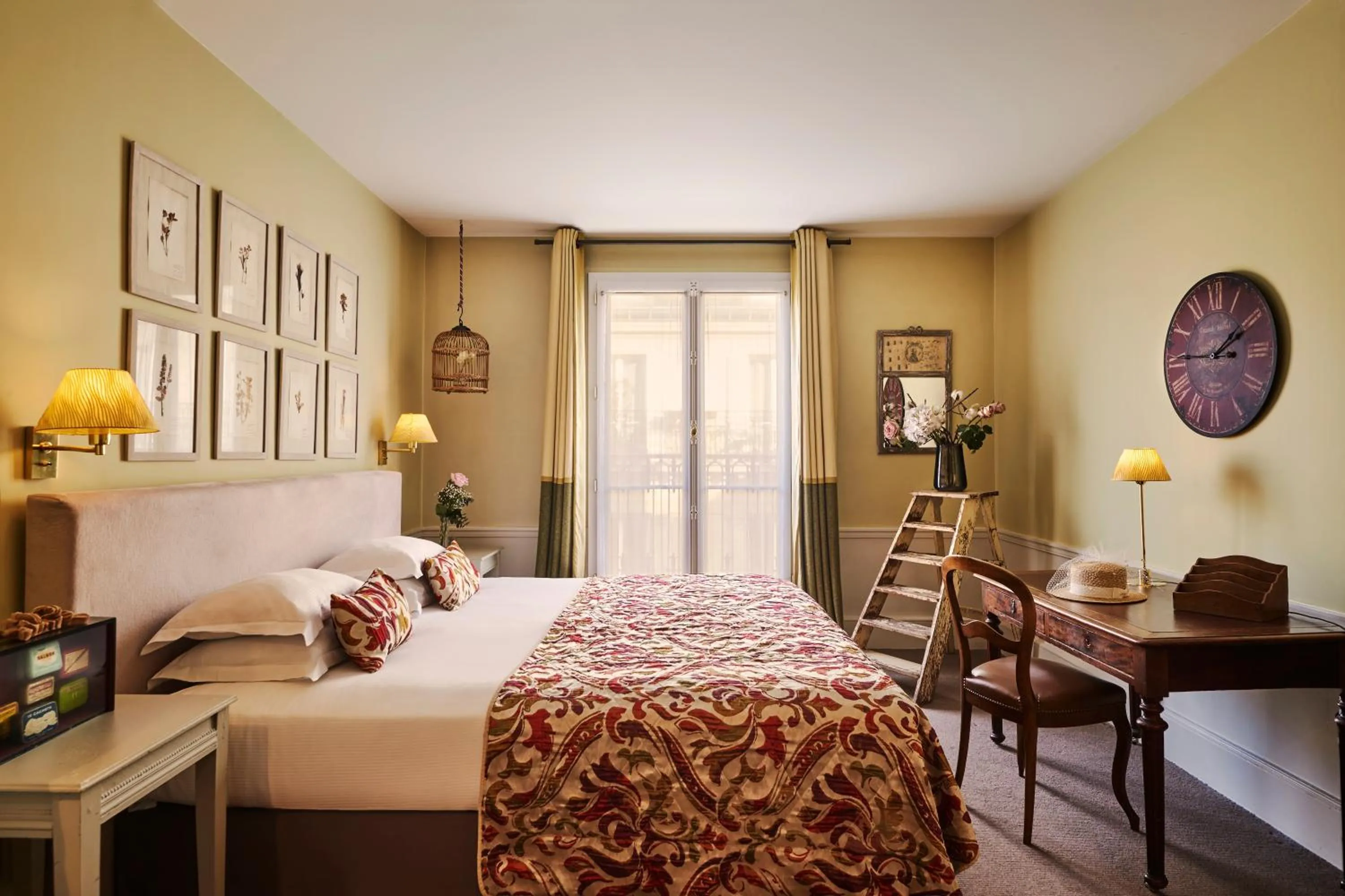 Bed in Hôtel Sainte-Beuve