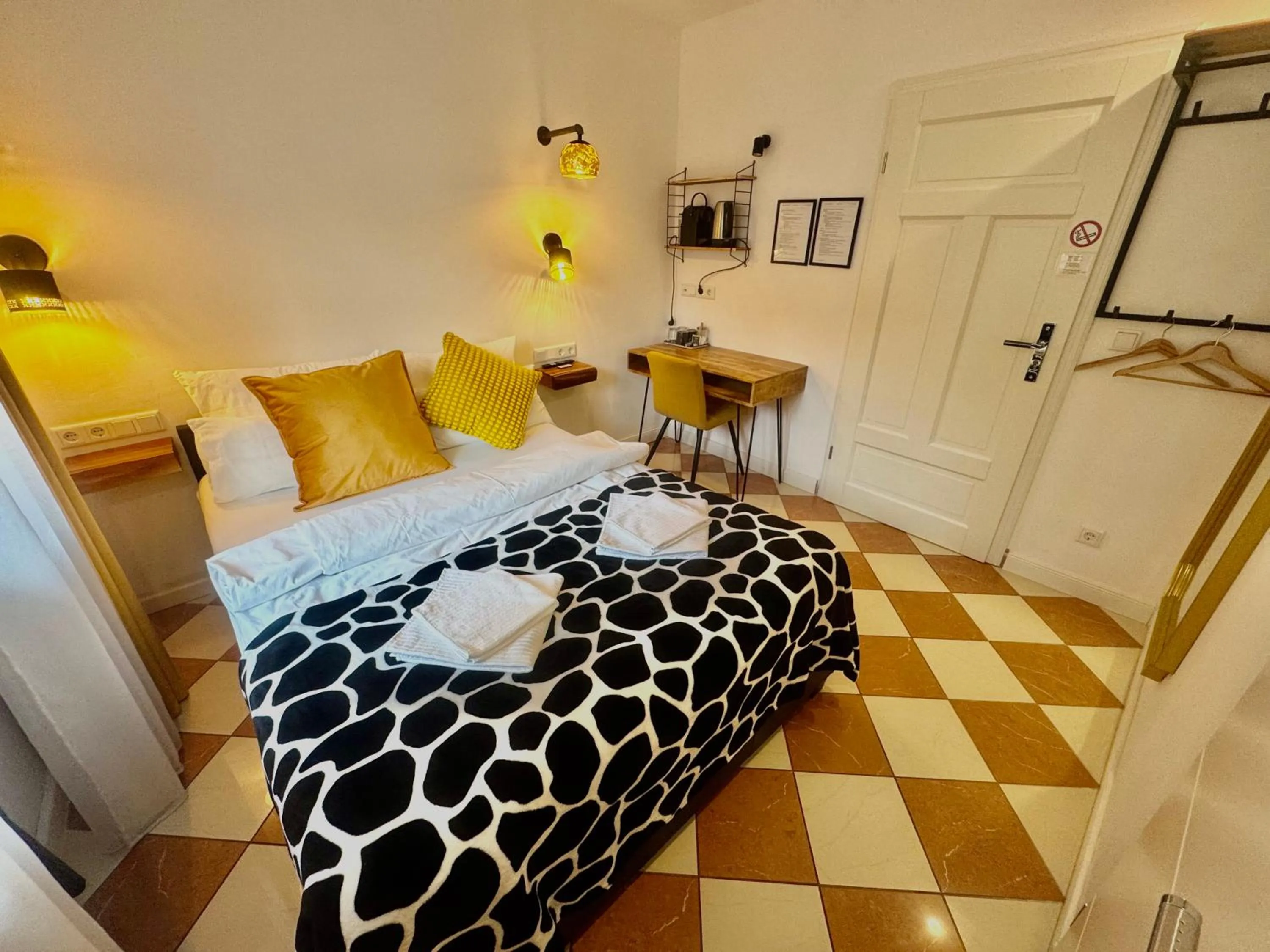 Bed in VILLA ORCHARD Frankfurt - Trade Fair Airport