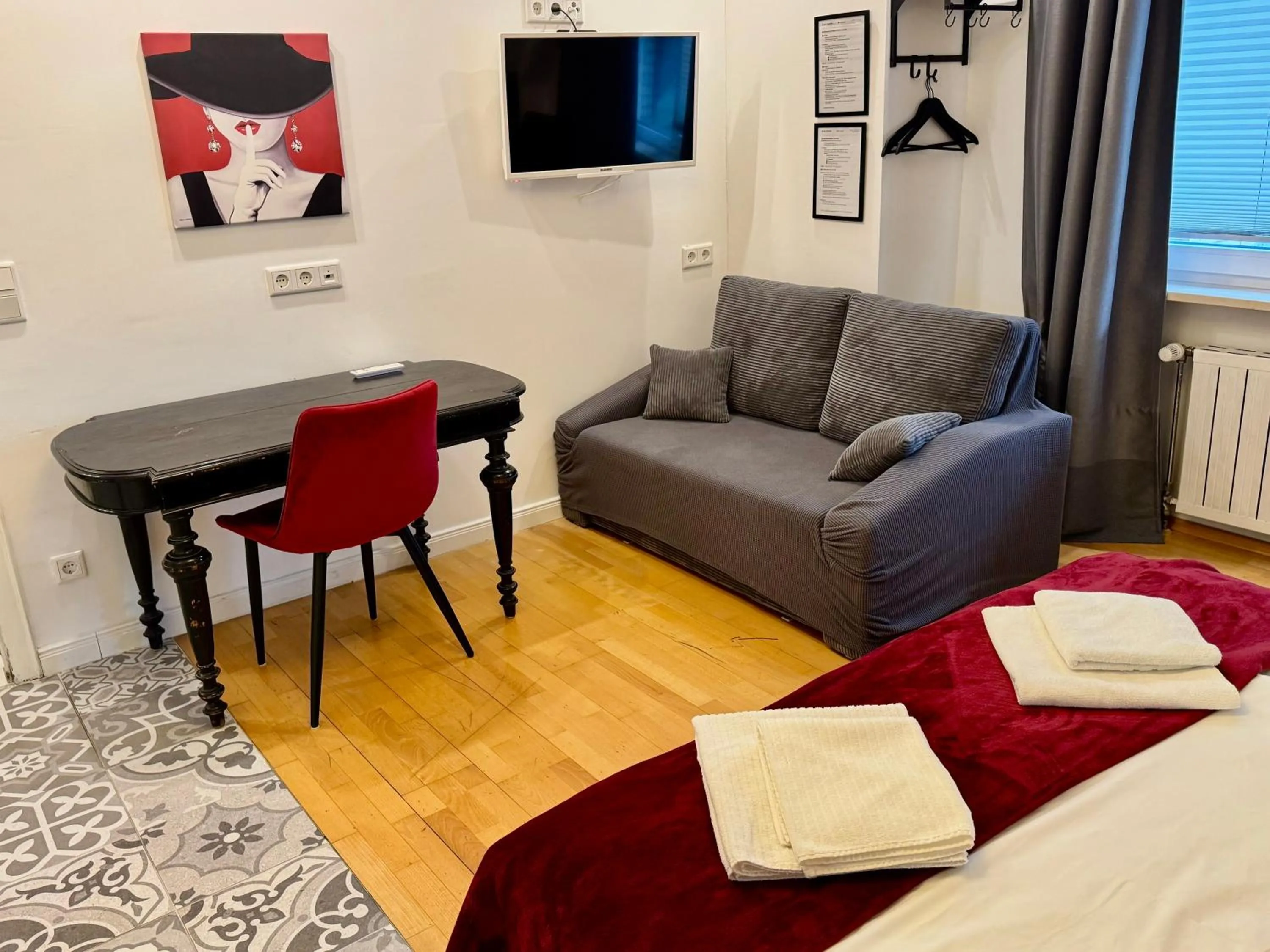 TV and multimedia, Bed in VILLA ORCHARD Frankfurt - Trade Fair Airport