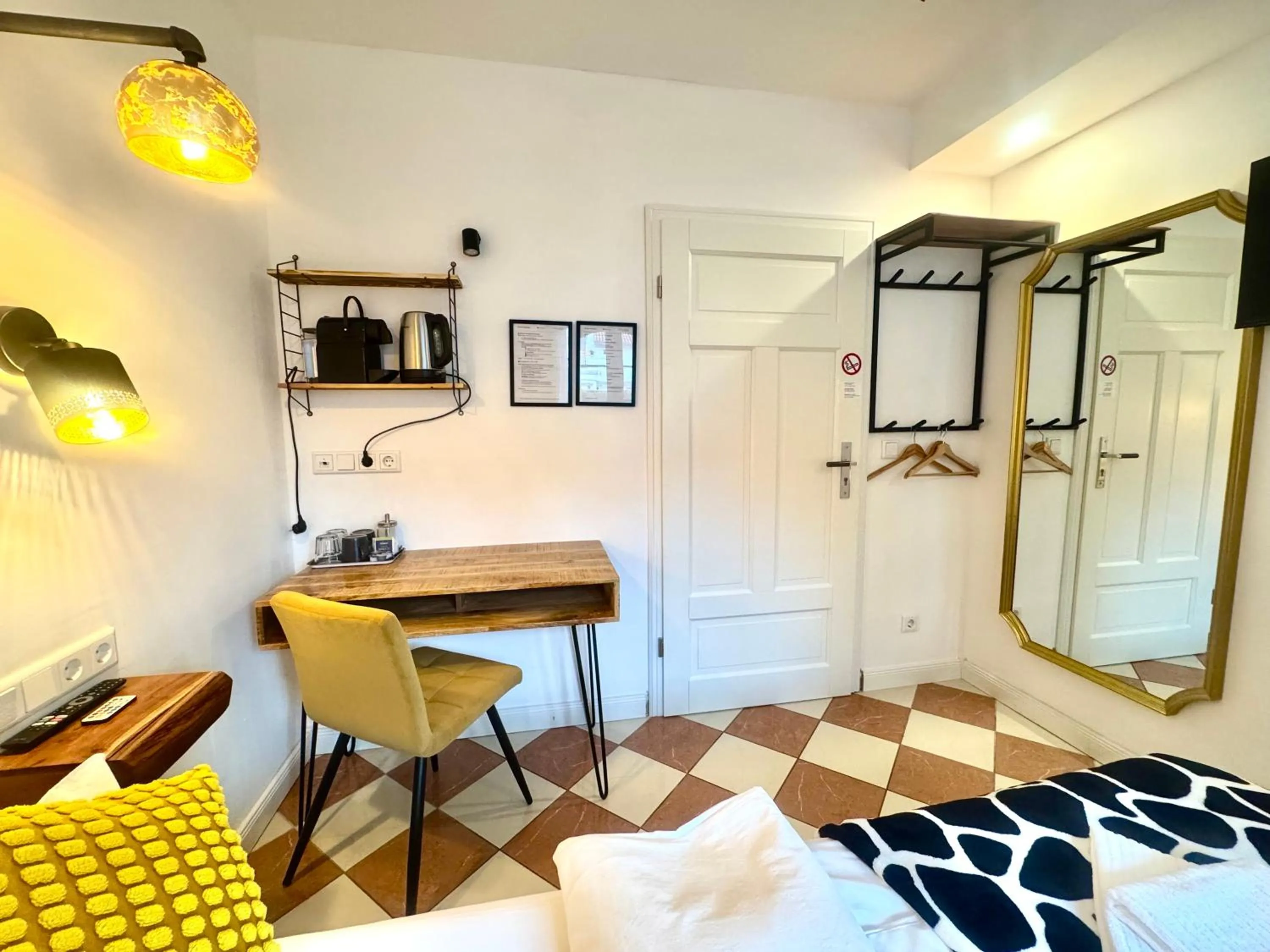 Bed in VILLA ORCHARD Frankfurt - Trade Fair Airport