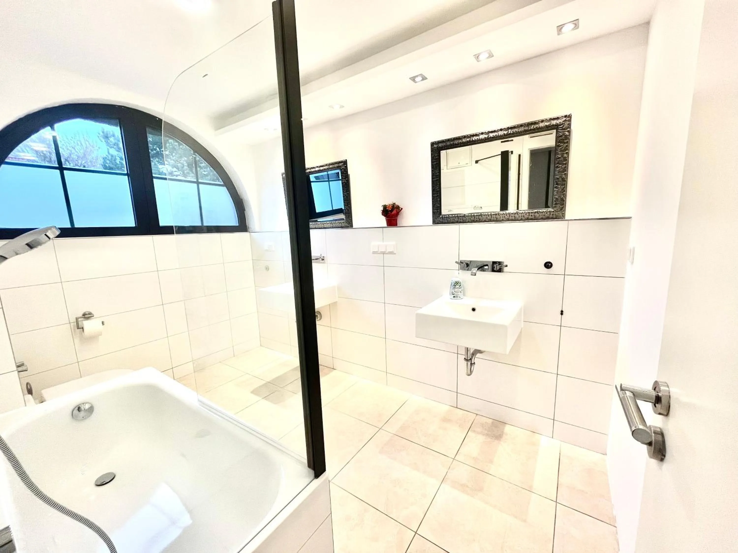 Shower in VILLA ORCHARD Frankfurt