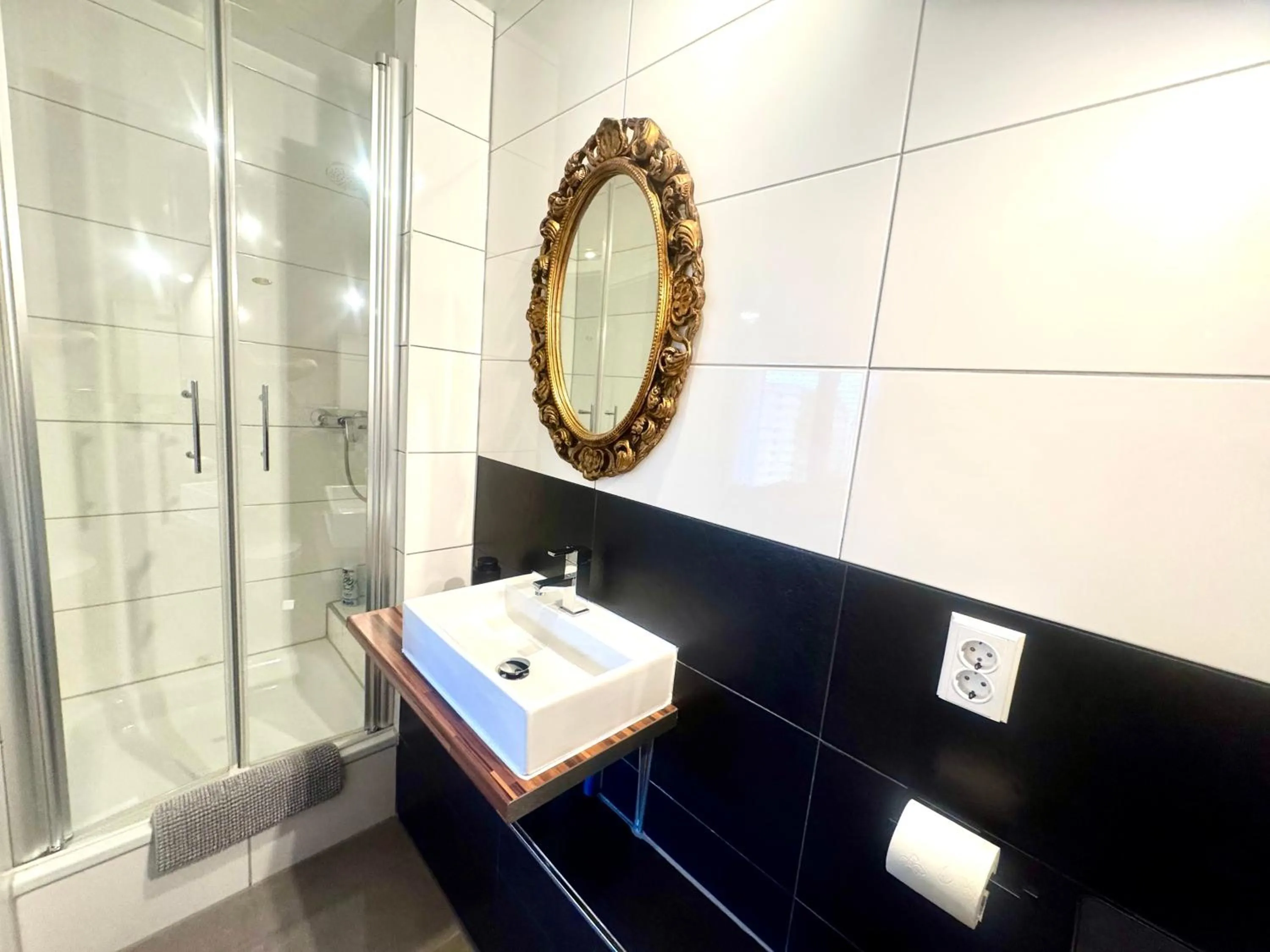 Shower in VILLA ORCHARD Frankfurt - Trade Fair Airport