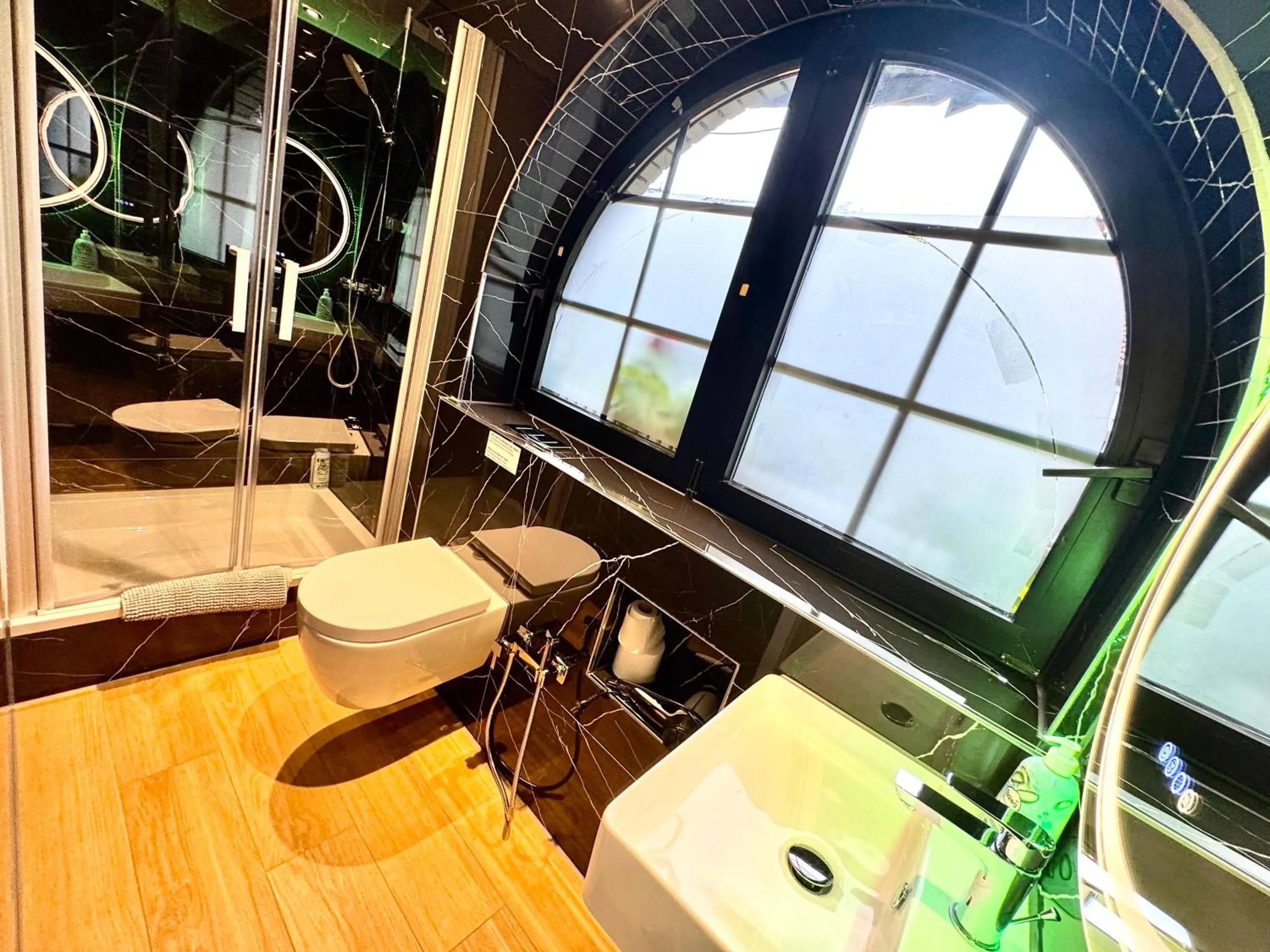 Shower in VILLA ORCHARD Frankfurt