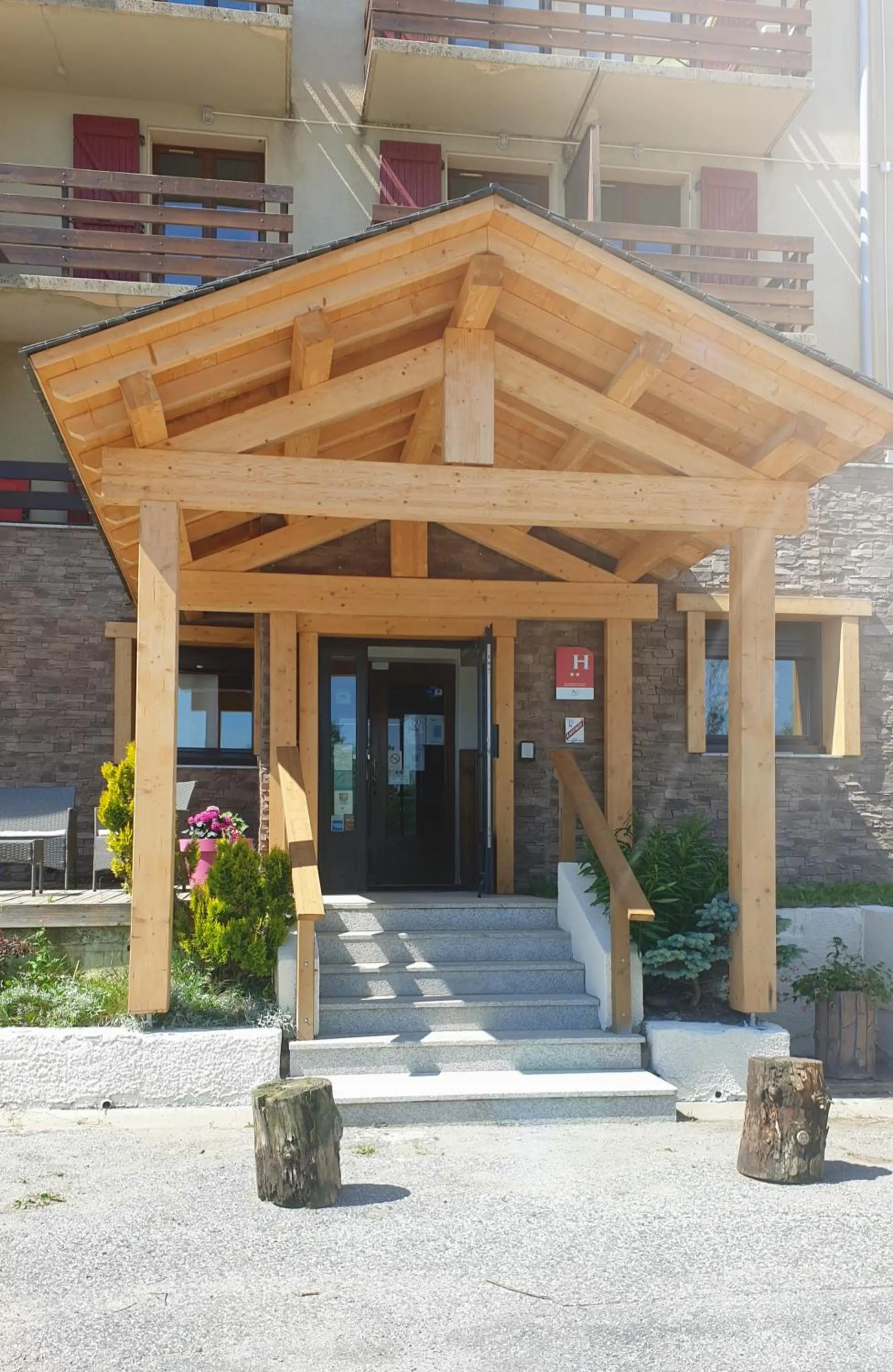 Property building in Hôtel Yaka