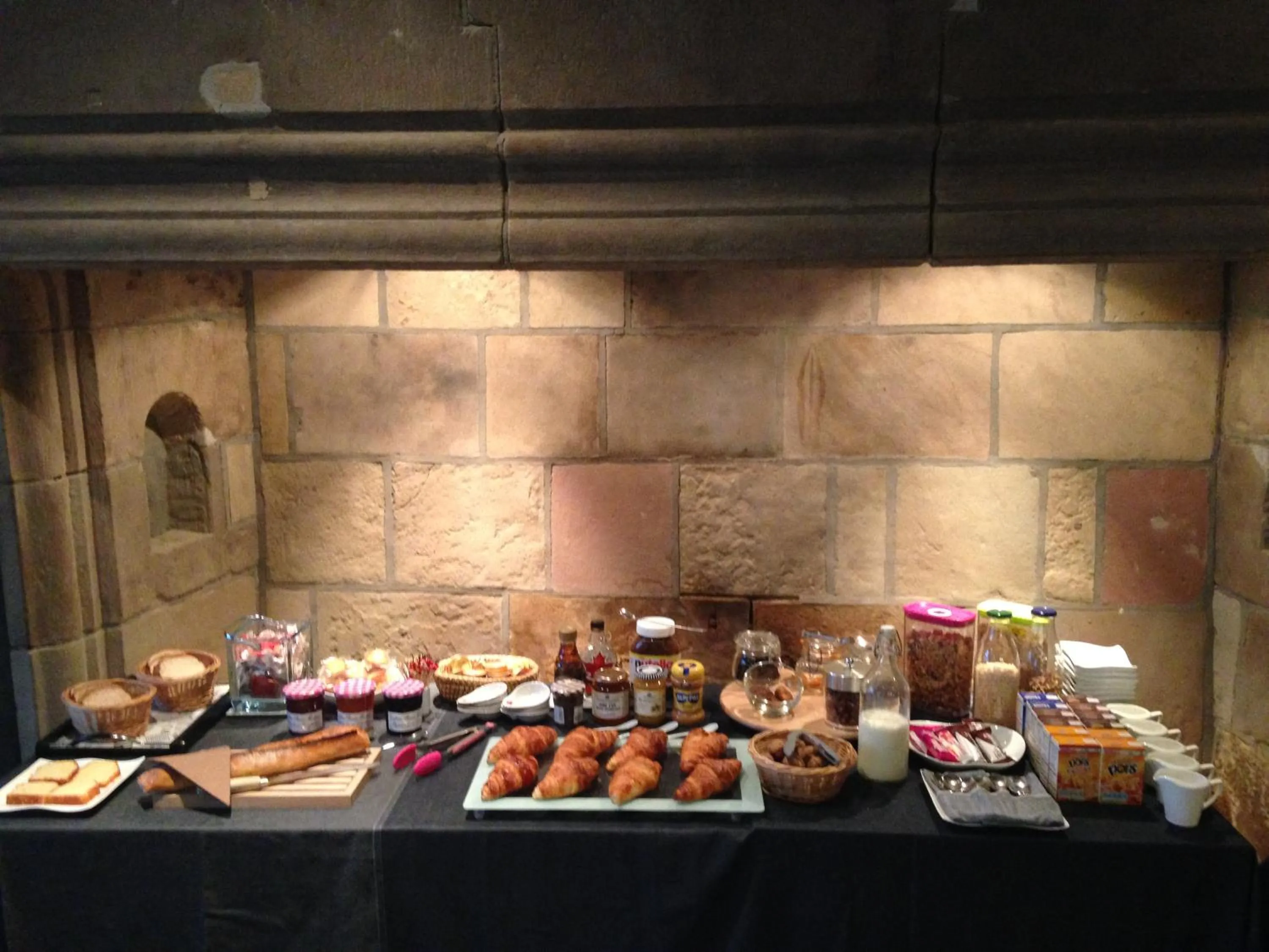 Buffet breakfast in Charme et Caractère Le Turenne