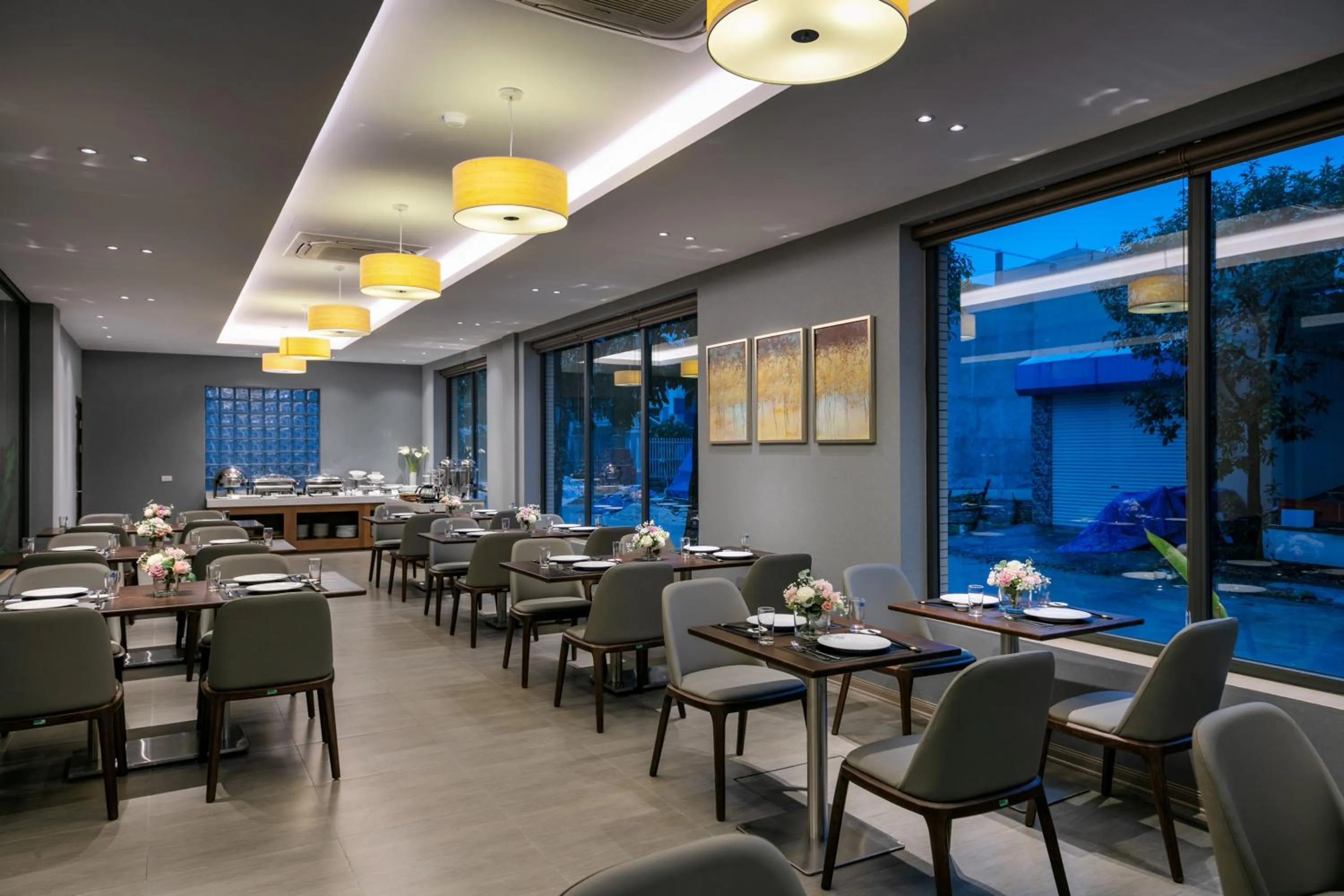 Restaurant/places to eat in Golden Season Hotel