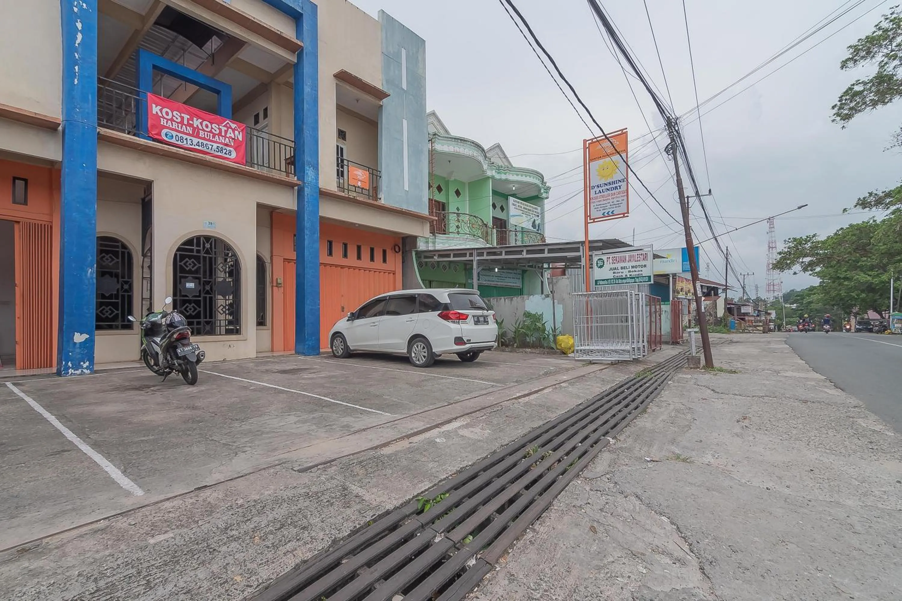 Property logo or sign in RedDoorz Syariah near Terminal Batu Ampar 2