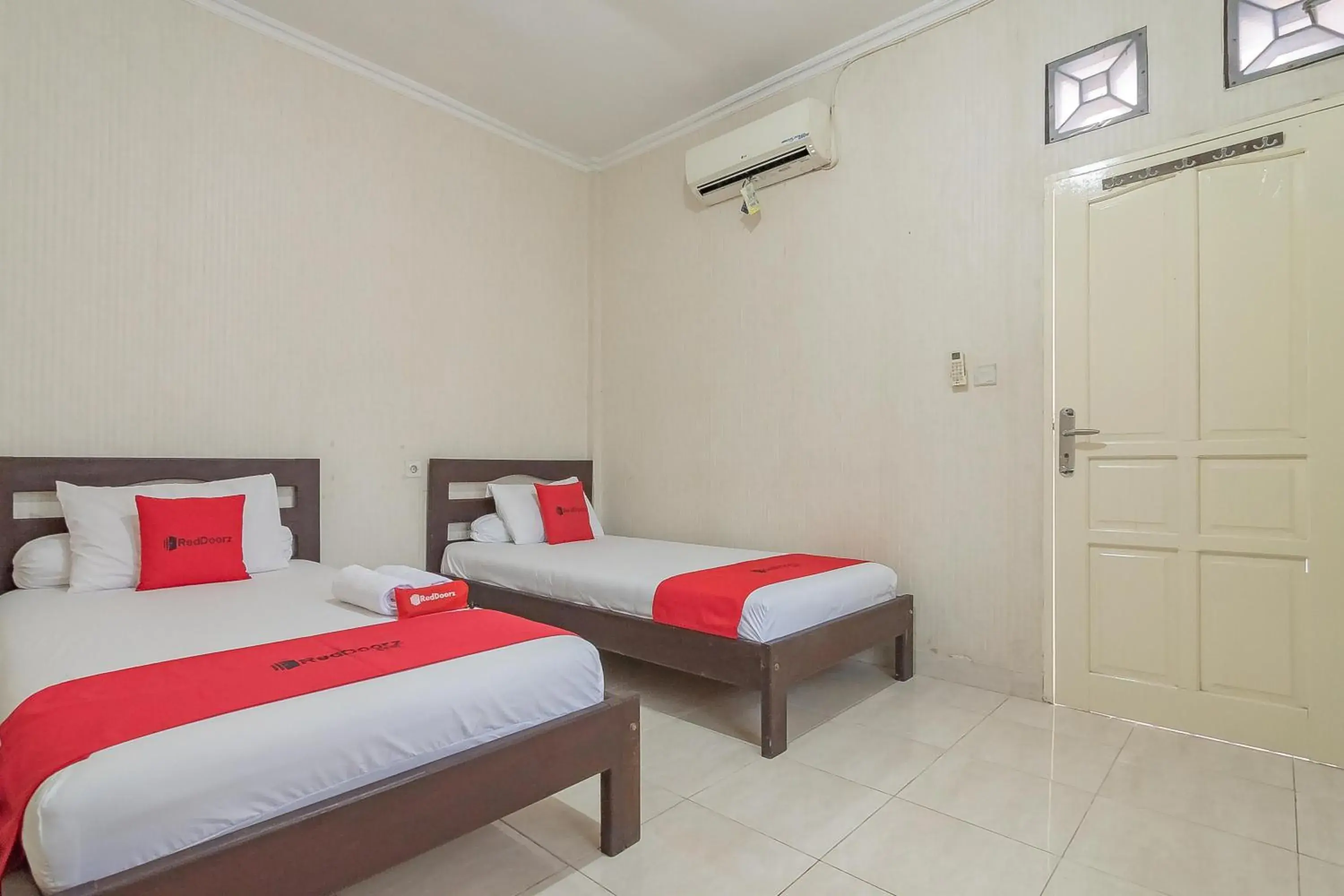 Twin Room in RedDoorz Syariah near Terminal Batu Ampar 2 Twin Room in RedDoorz Syariah near Terminal Batu Ampar 2