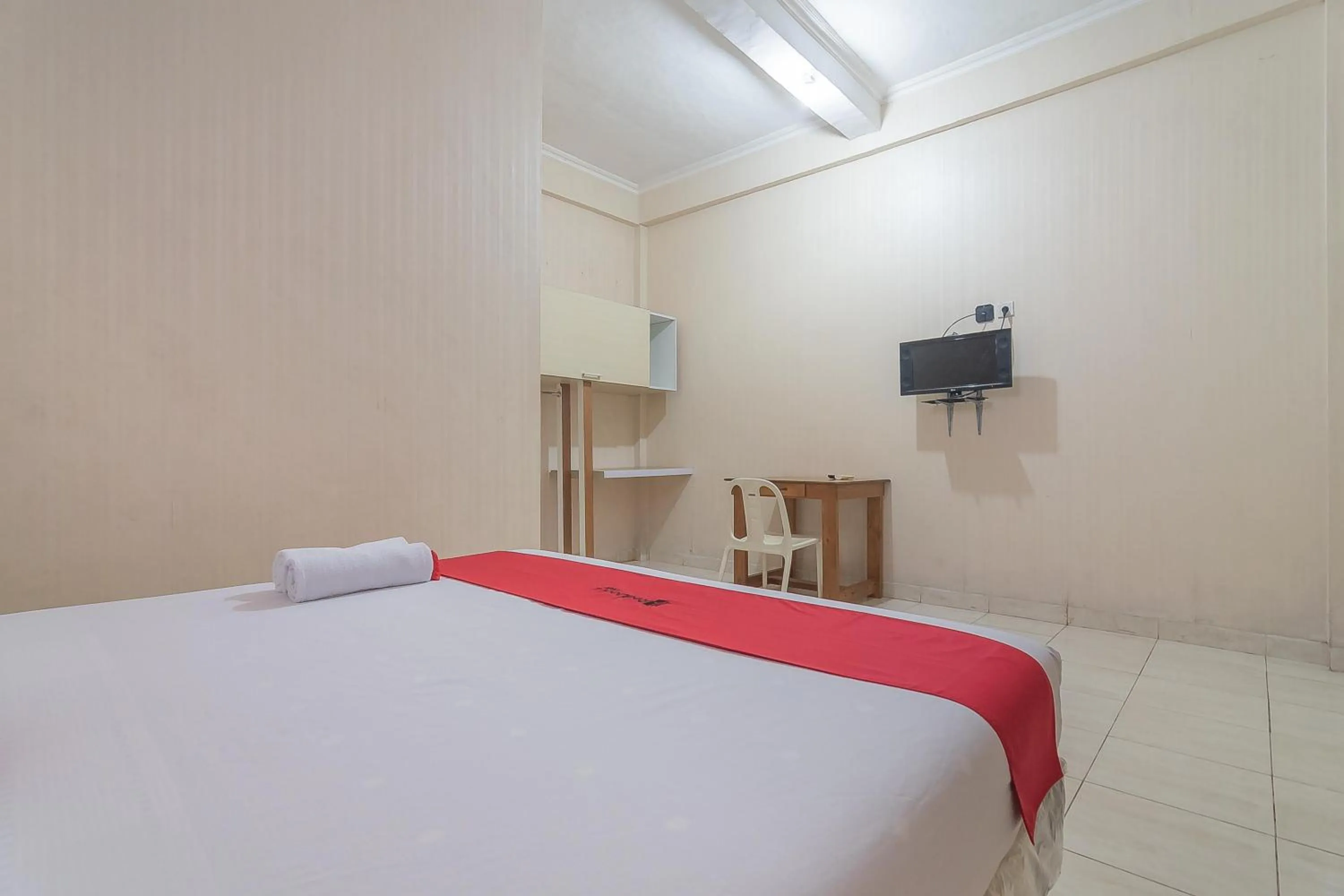 Bed in RedDoorz Syariah near Terminal Batu Ampar 2