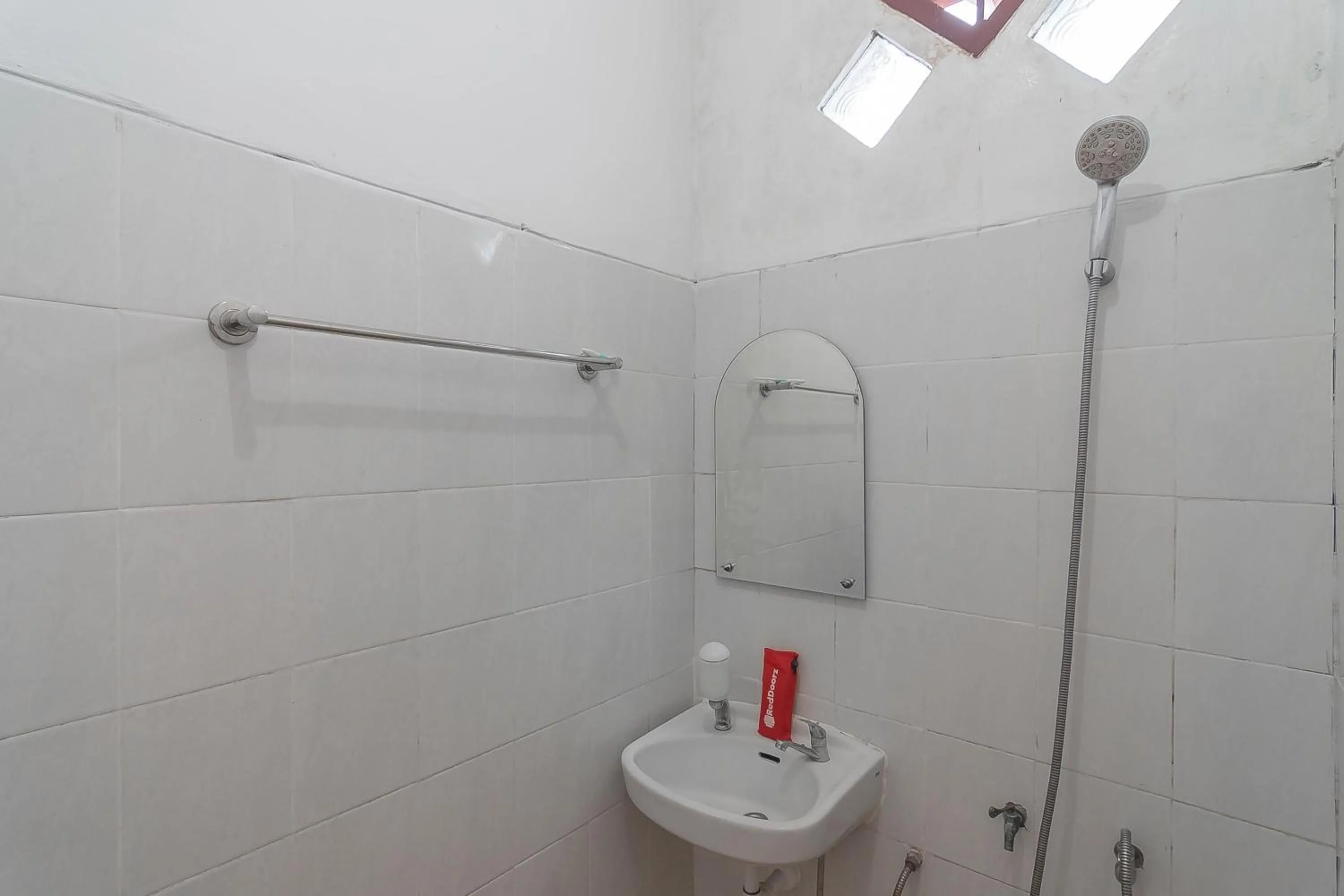 Bathroom in RedDoorz Syariah near Terminal Batu Ampar 2