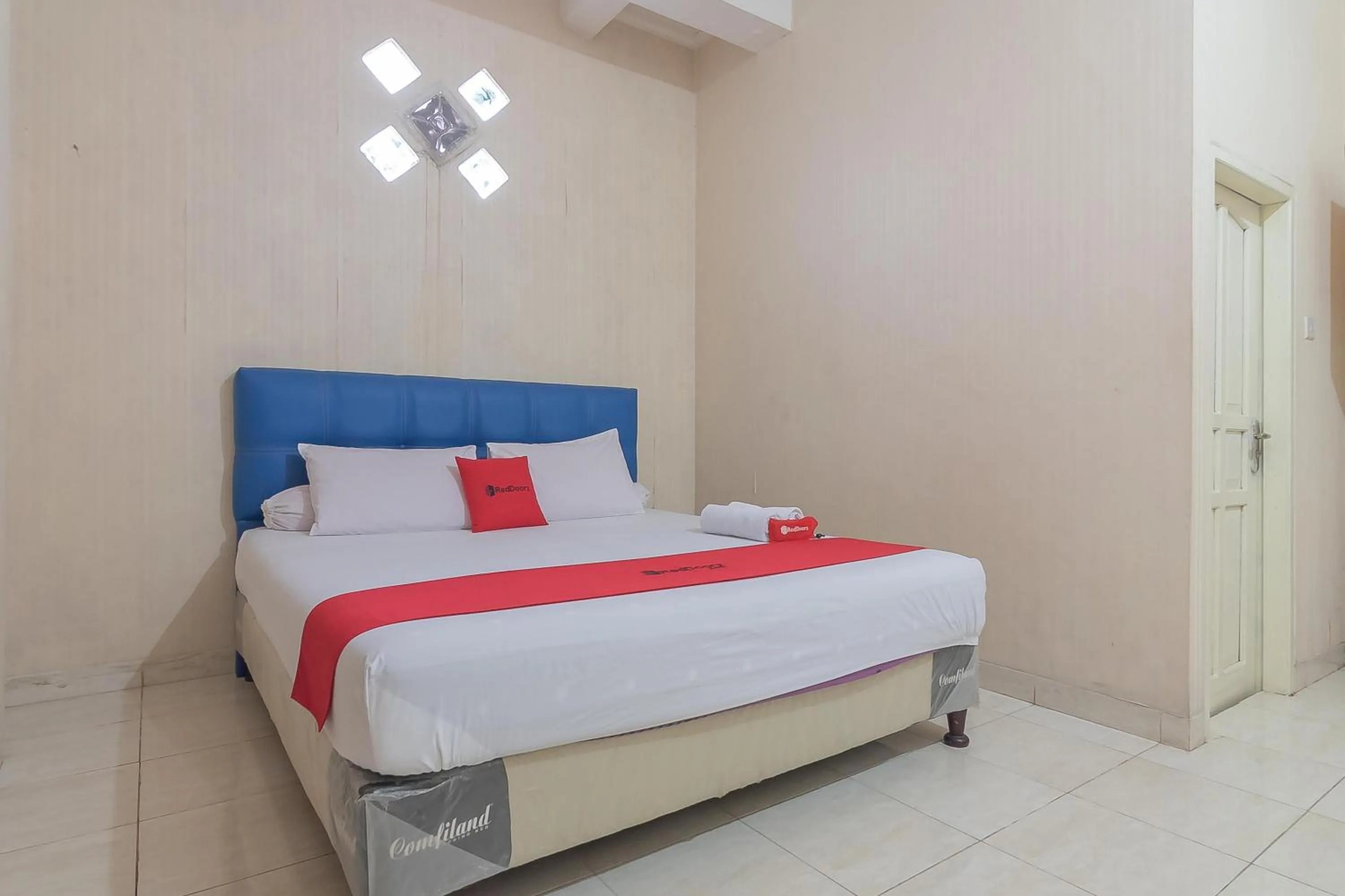 Bed in RedDoorz Syariah near Terminal Batu Ampar 2