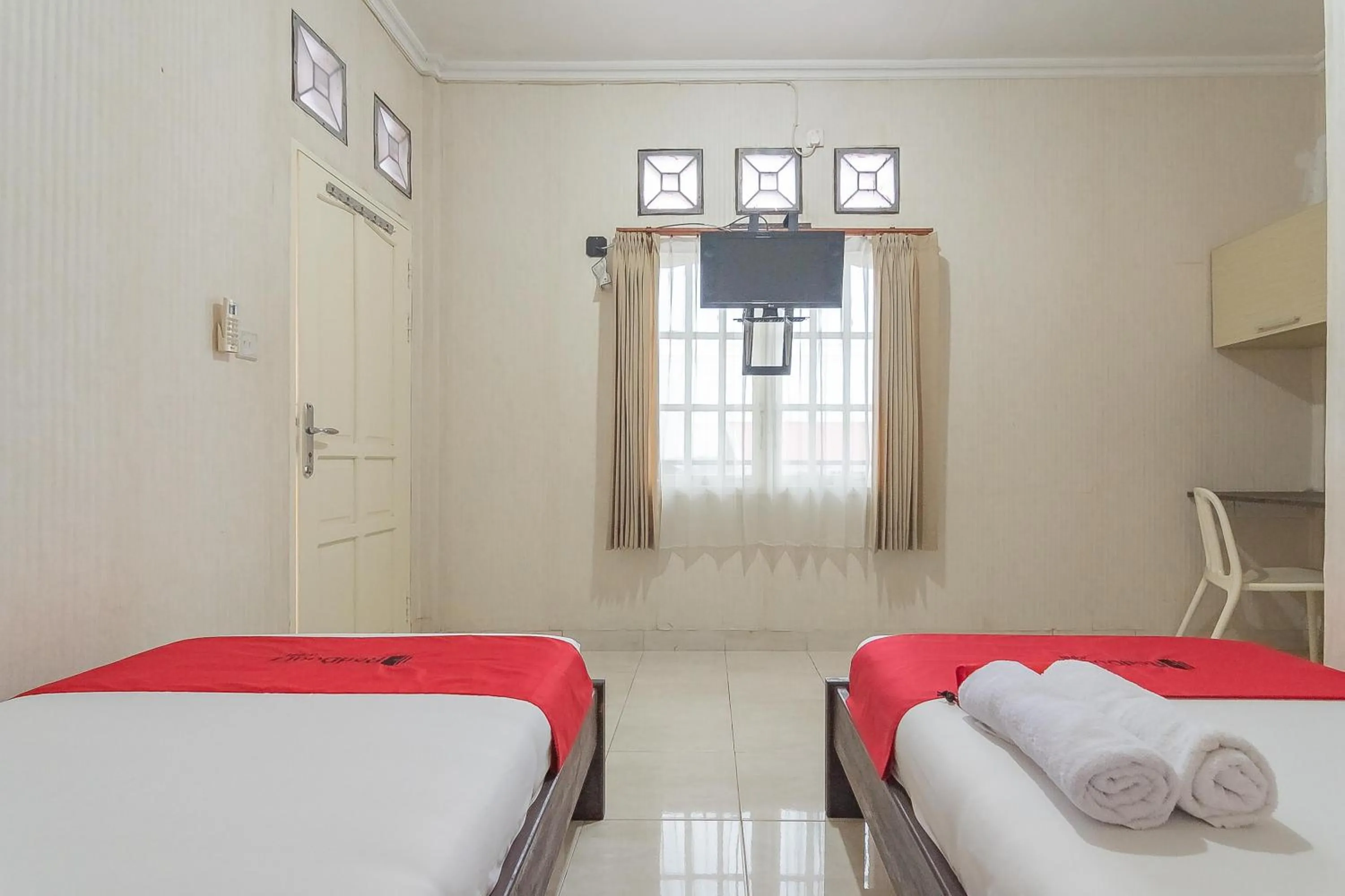 Bed in RedDoorz Syariah near Terminal Batu Ampar 2