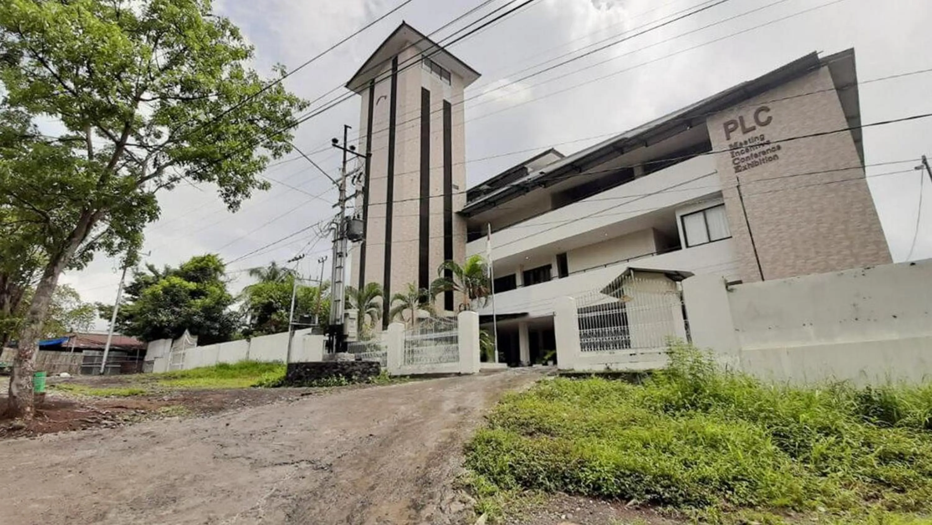 Facade/entrance in RedDoorz Plus @ Bitung City Center