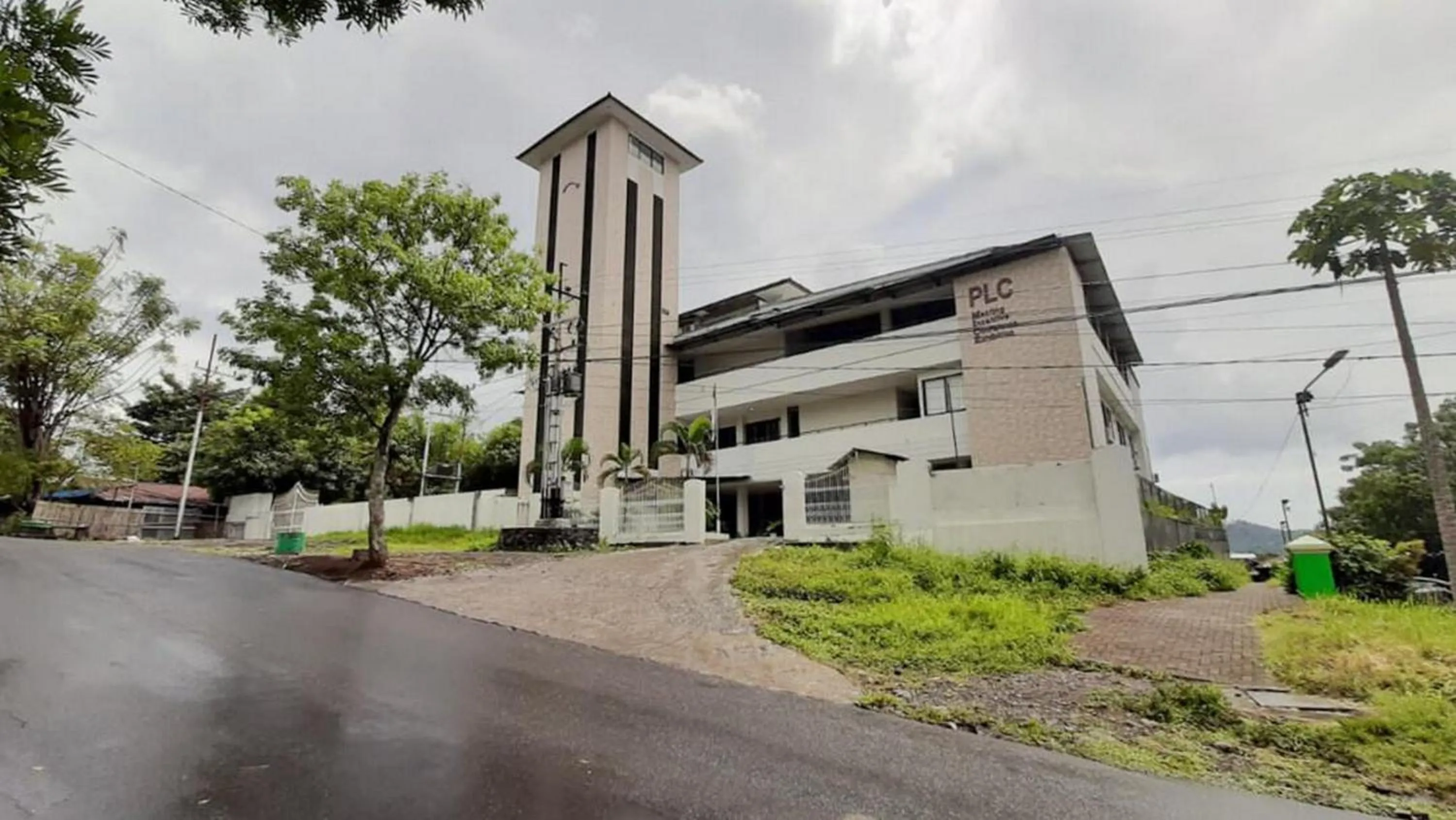 Facade/entrance in RedDoorz Plus @ Bitung City Center