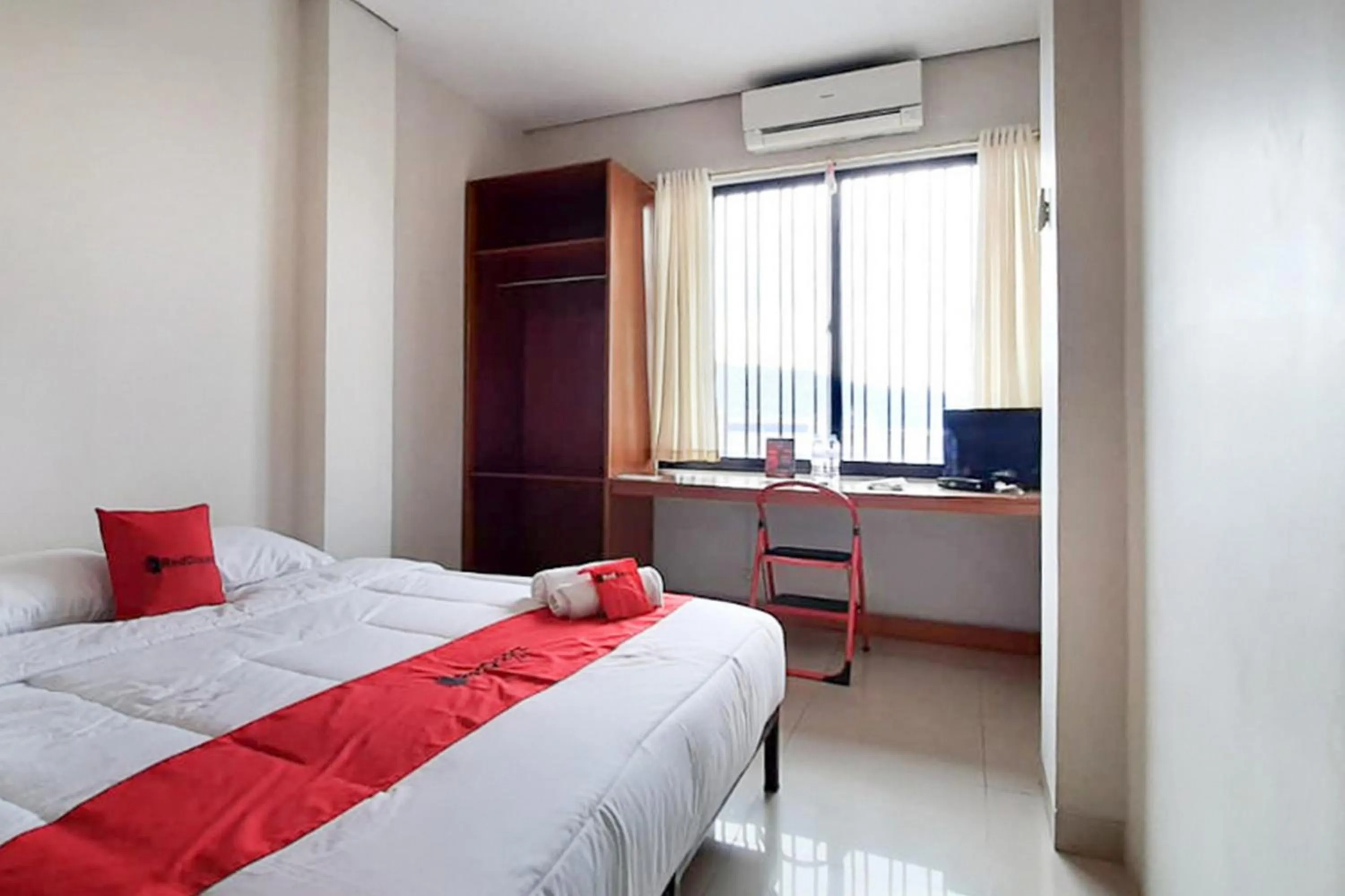 Bed in RedDoorz Plus @ Bitung City Center