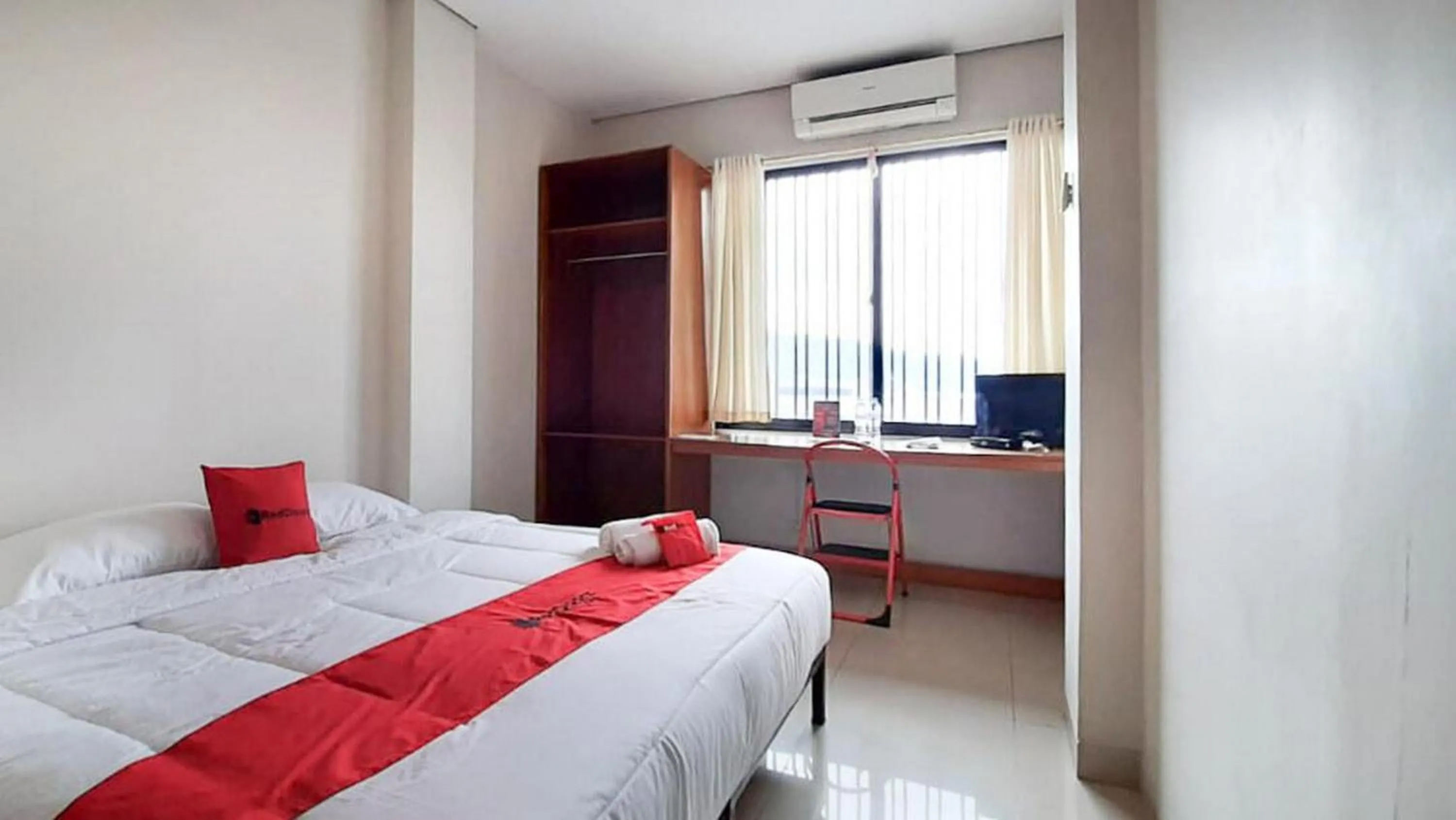 Bedroom, Bed in RedDoorz Plus @ Bitung City Center
