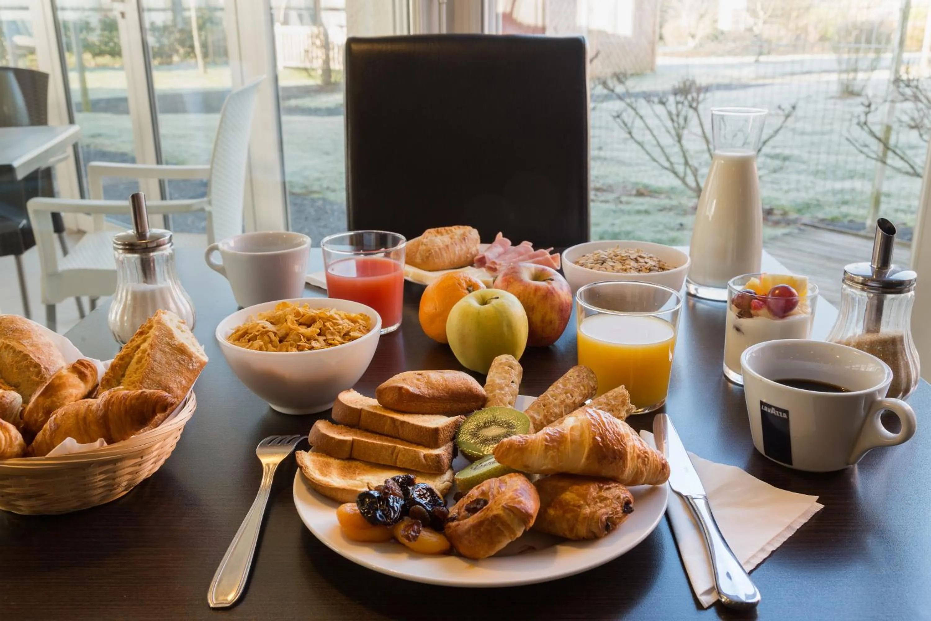 Breakfast in The Originals Boutique Hôtel Spa Beuzeville Honfleur Sud