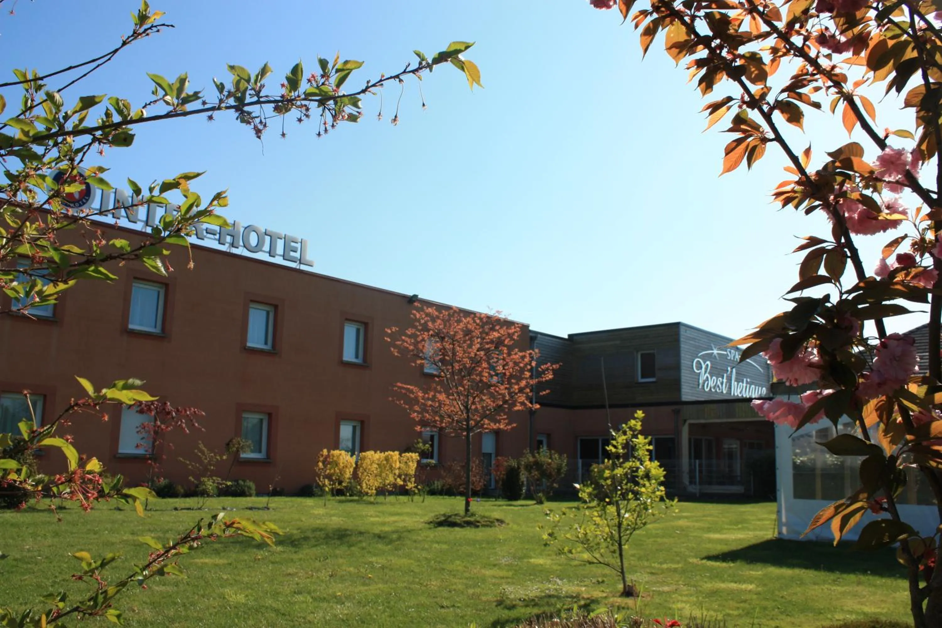 Facade/entrance in The Originals Boutique Hôtel Spa Beuzeville Honfleur Sud