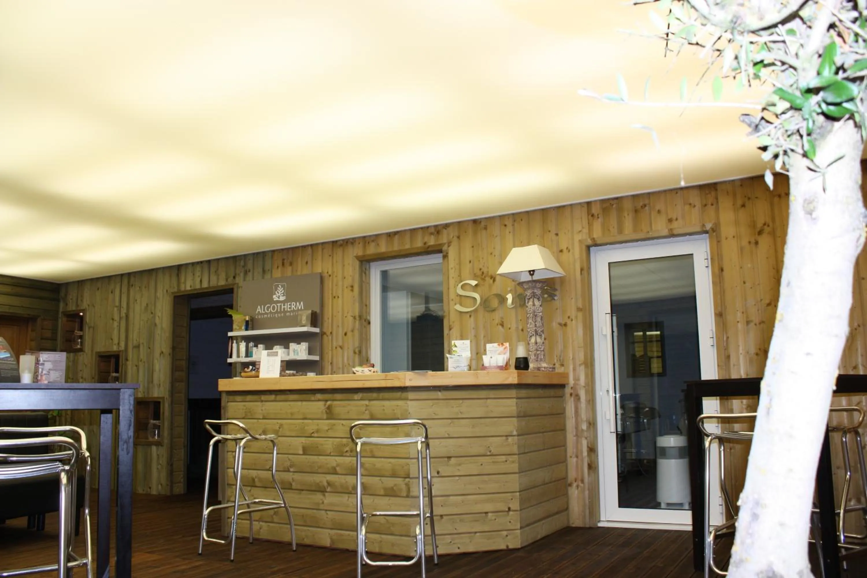 Lobby or reception in The Originals Boutique Hôtel Spa Beuzeville Honfleur Sud