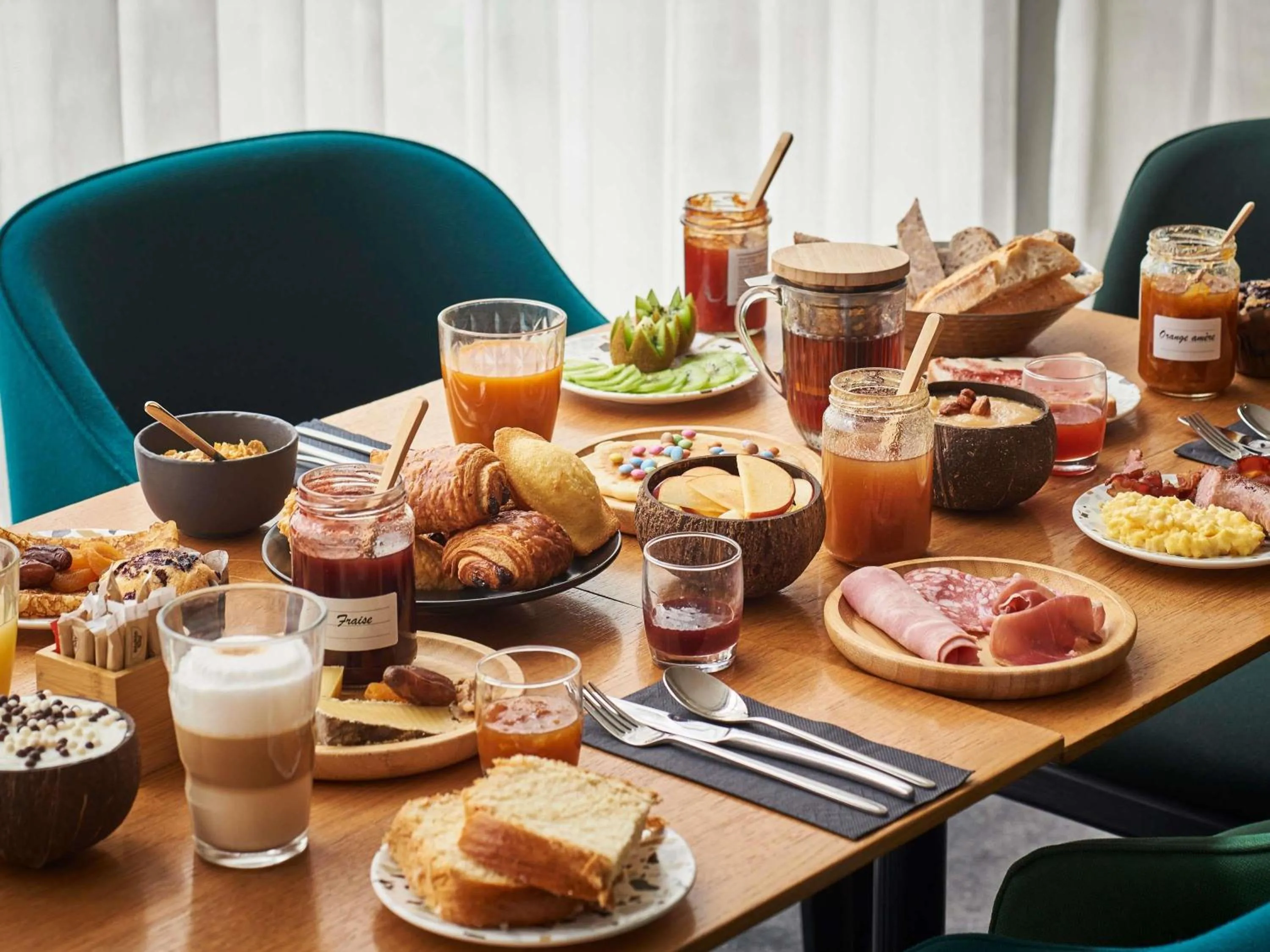 Breakfast in AppartHotel Mercure Paris Boulogne