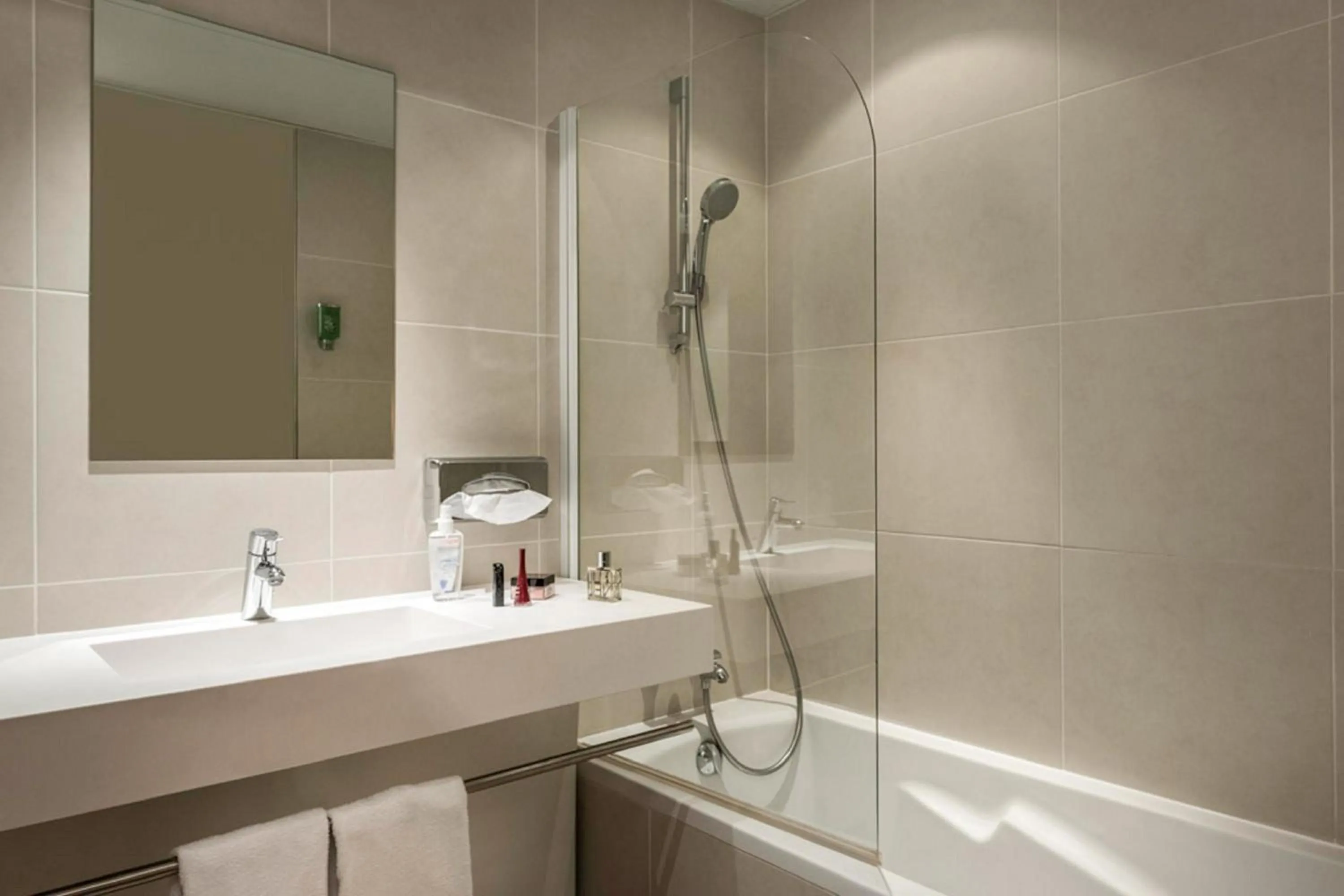 Bathroom in AppartHotel Mercure Paris Boulogne